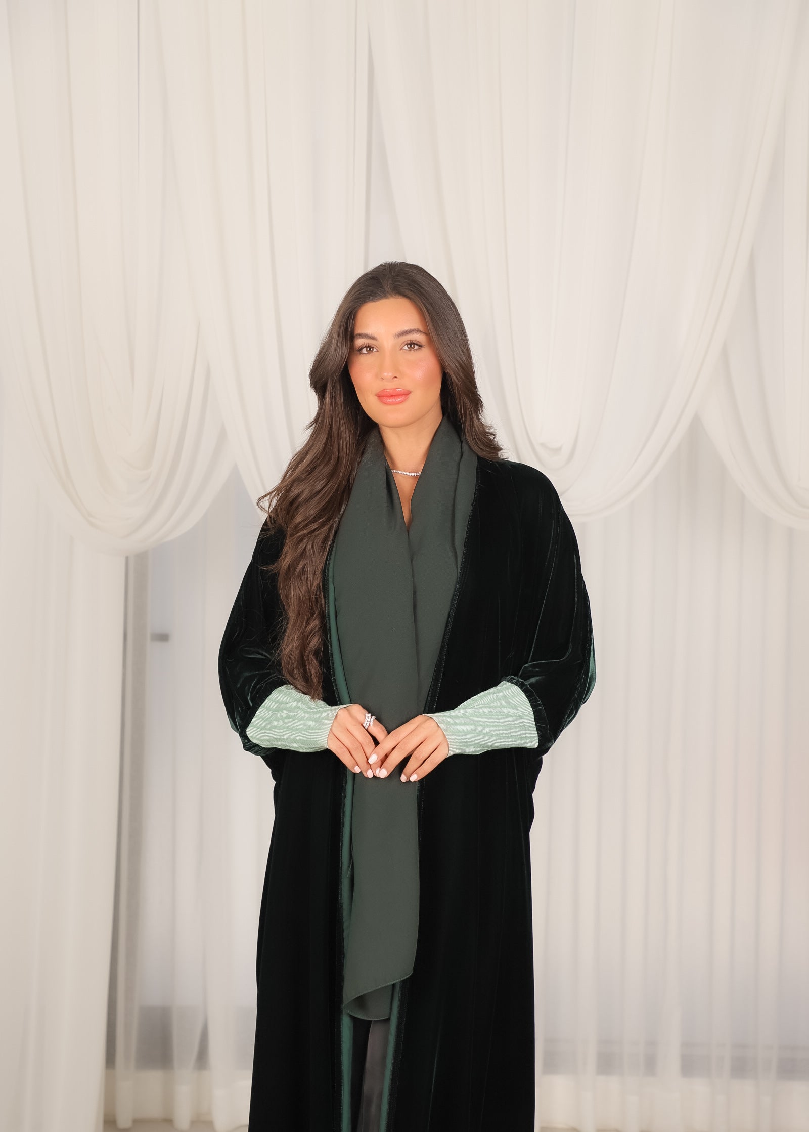 MWT527 - عباية زيتيه بأكمام استرتش - Aya