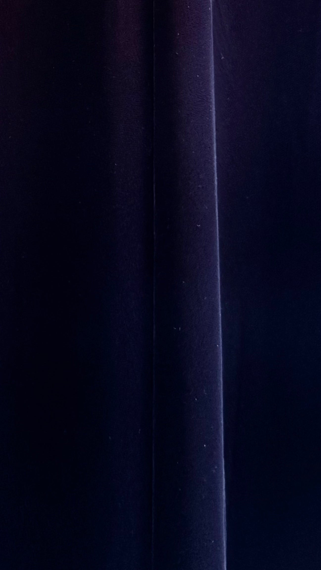 MWT803 - عباية مخمل كحلي مع تطريز نجمات بالاكمام - Aya