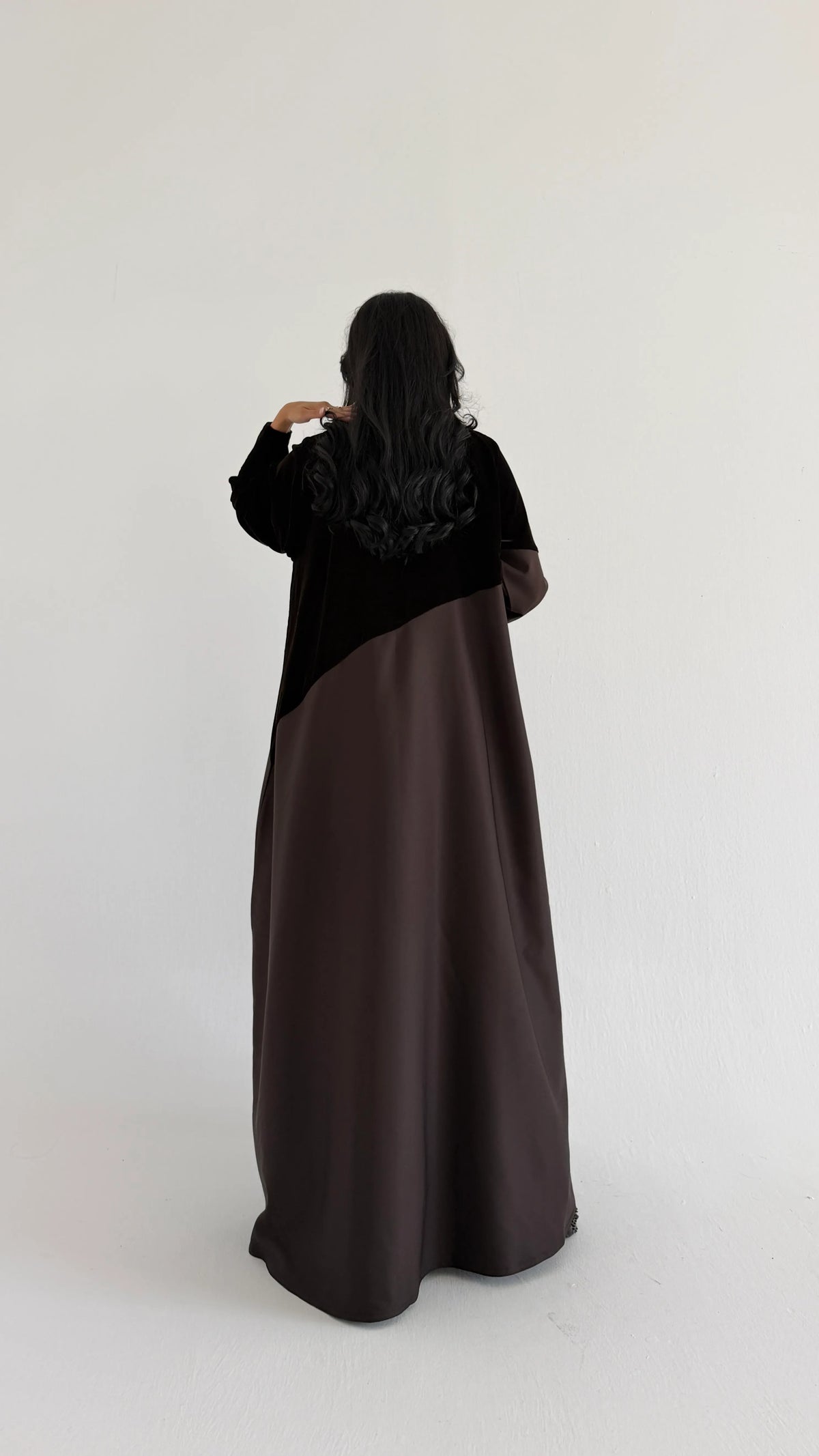 MWT2178 - عبايه مخمل بني مع قماش تفته
