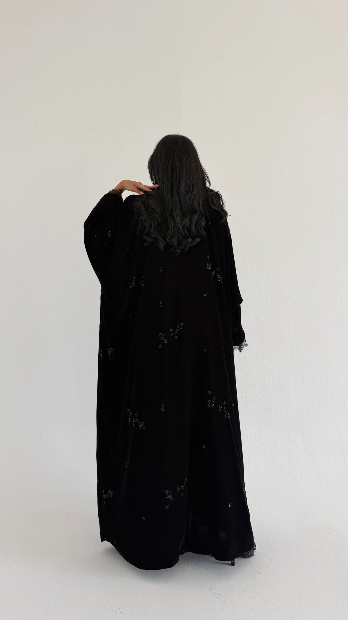 MWT2175 - عباية مخمل شتوية مع شك ودانتيل - Aya