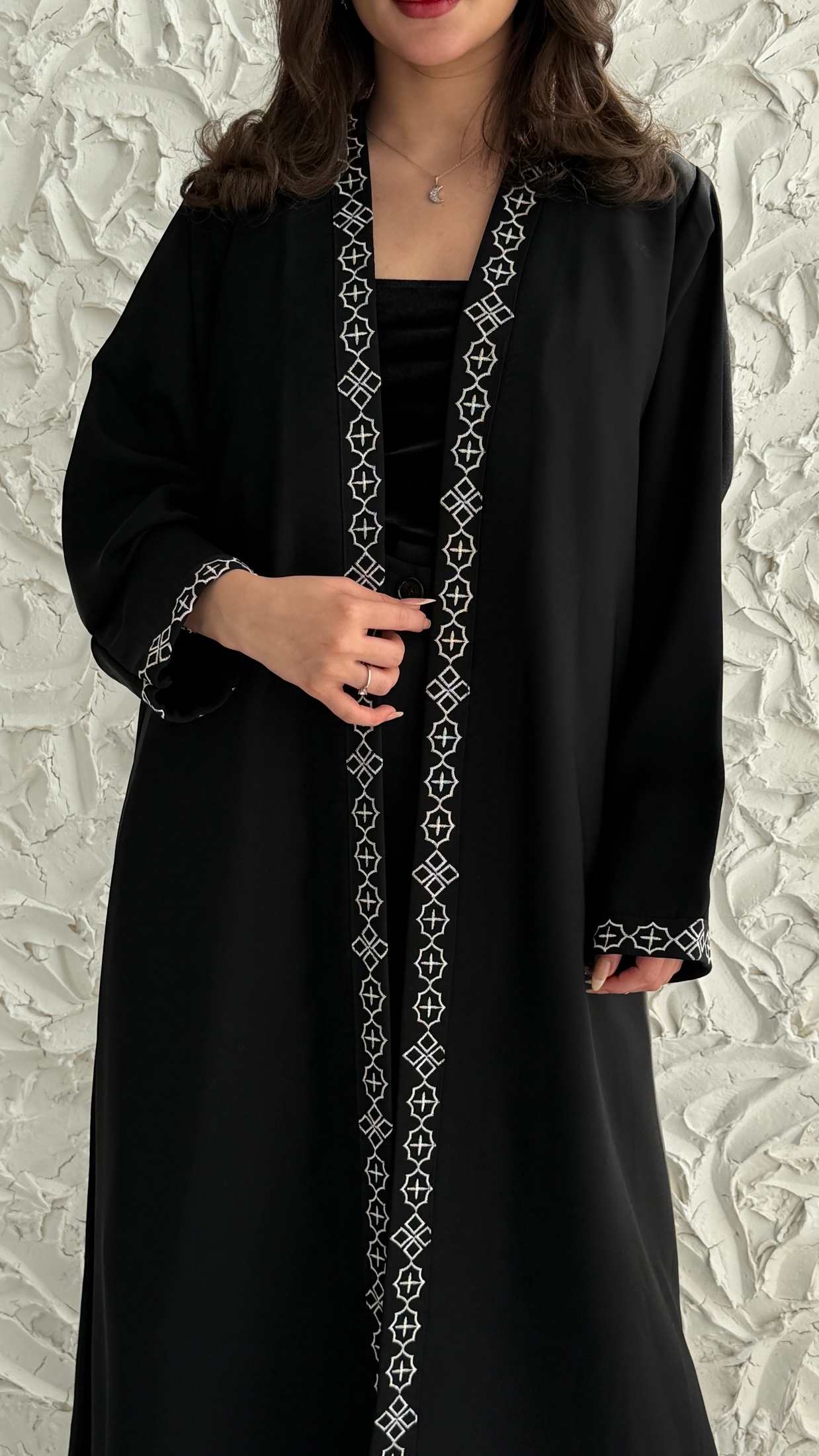MWT1043 - عباية اسود بتطريز من الامام والخلف - Aya