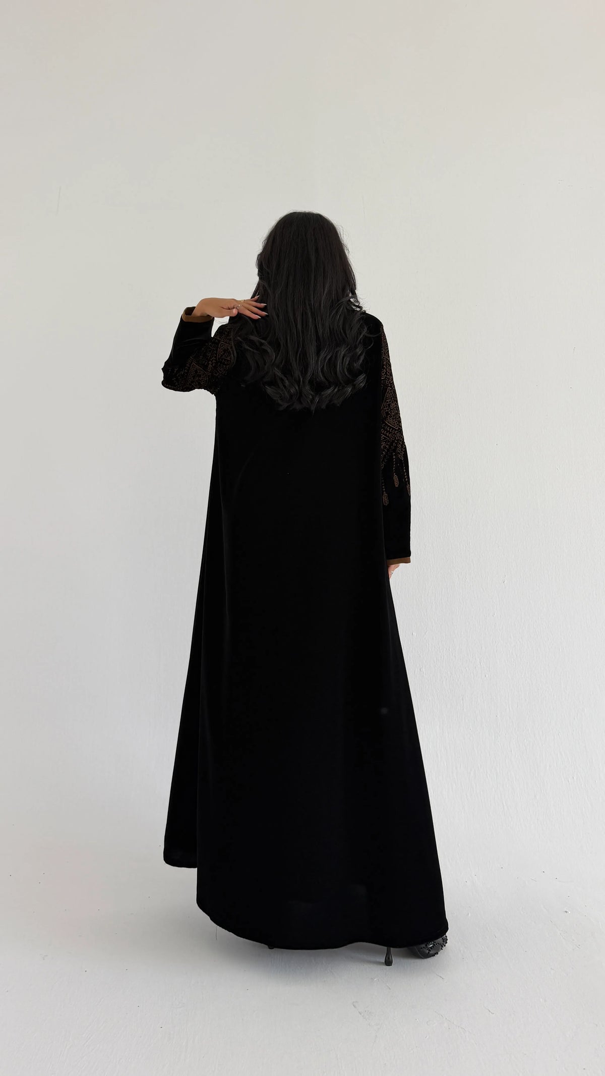 MWT2173 - عباية مخمل أسود مع كلفه كورشية - Aya