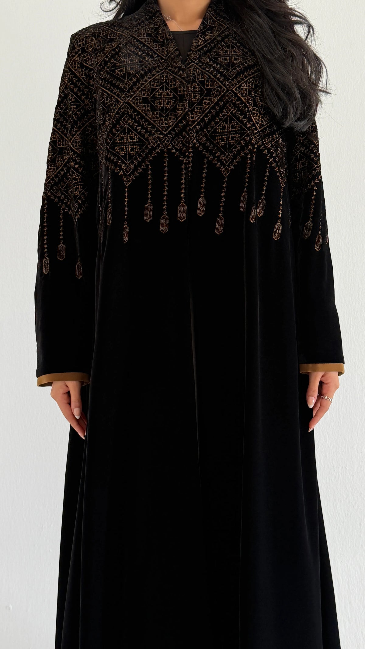 MWT2173 - عباية مخمل أسود مع كلفه كورشية - Aya