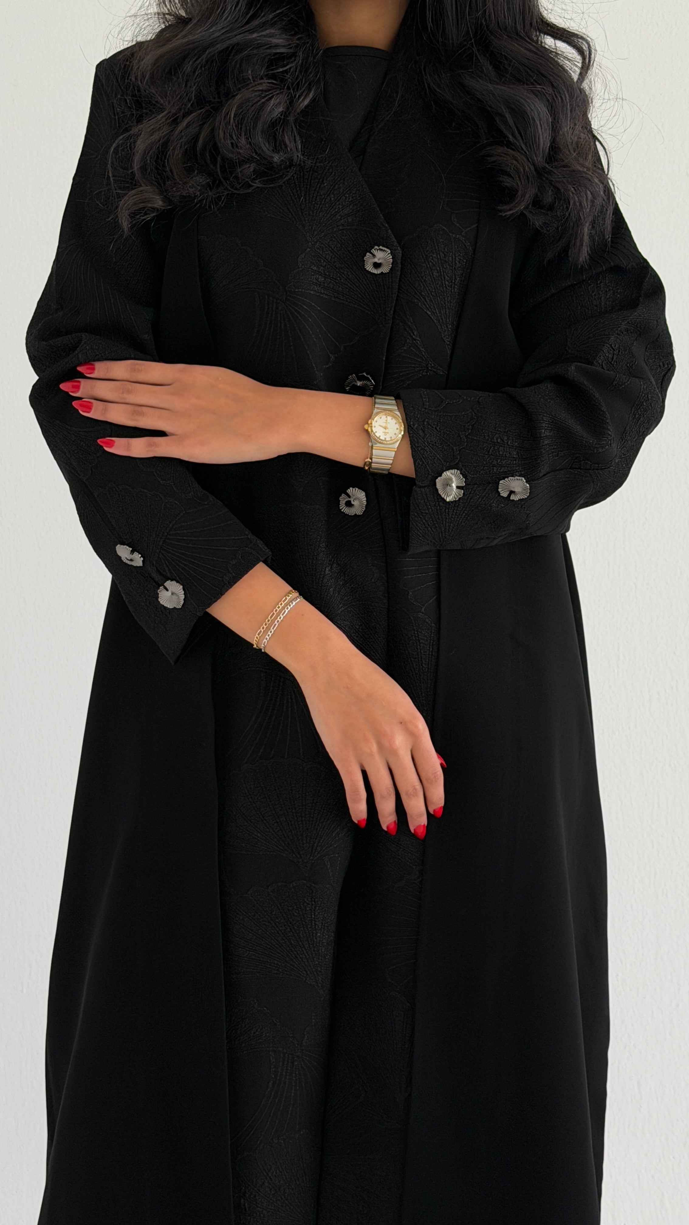 MW2043 - عباية كريب من الجوانب مع اضافه قماش جاكار على الاكمام وتركيب الازرار - Aya