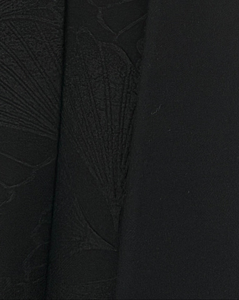 MW2043 - عباية كريب من الجوانب مع اضافه قماش جاكار على الاكمام وتركيب الازرار - Aya