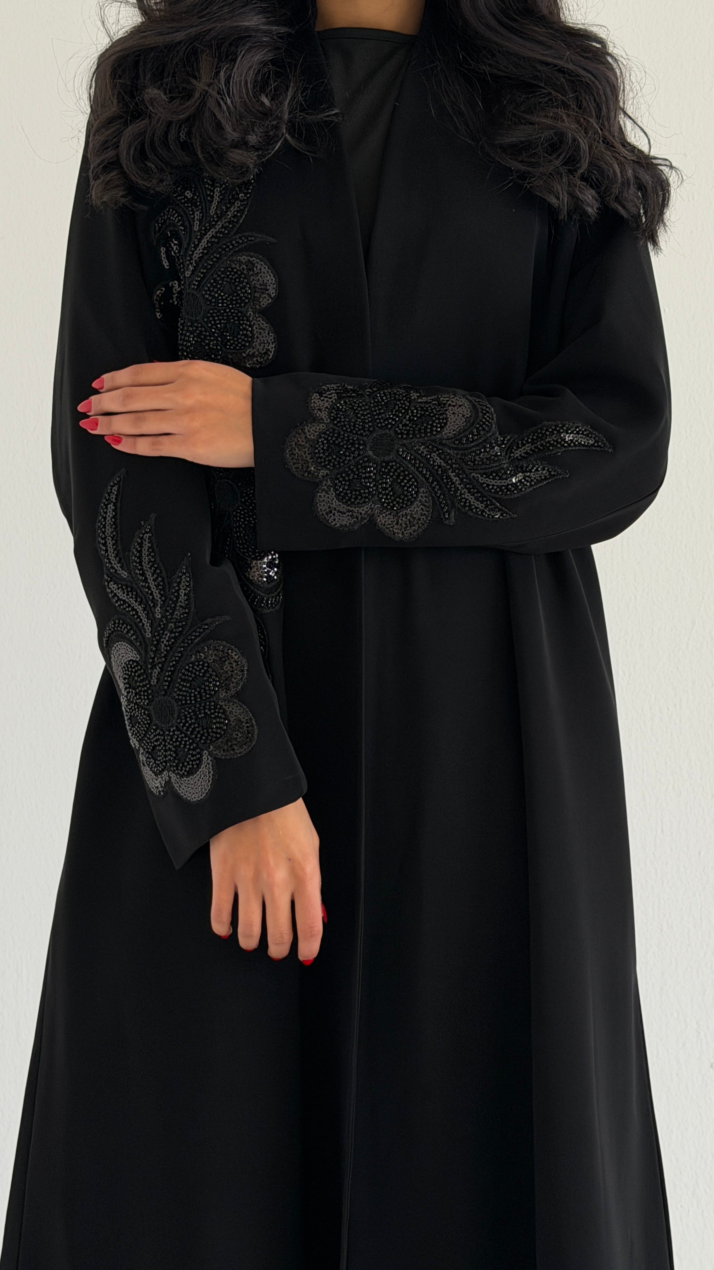 MW2028 - عبايه بليزر مع تطريز بالامام والاكمام - Aya