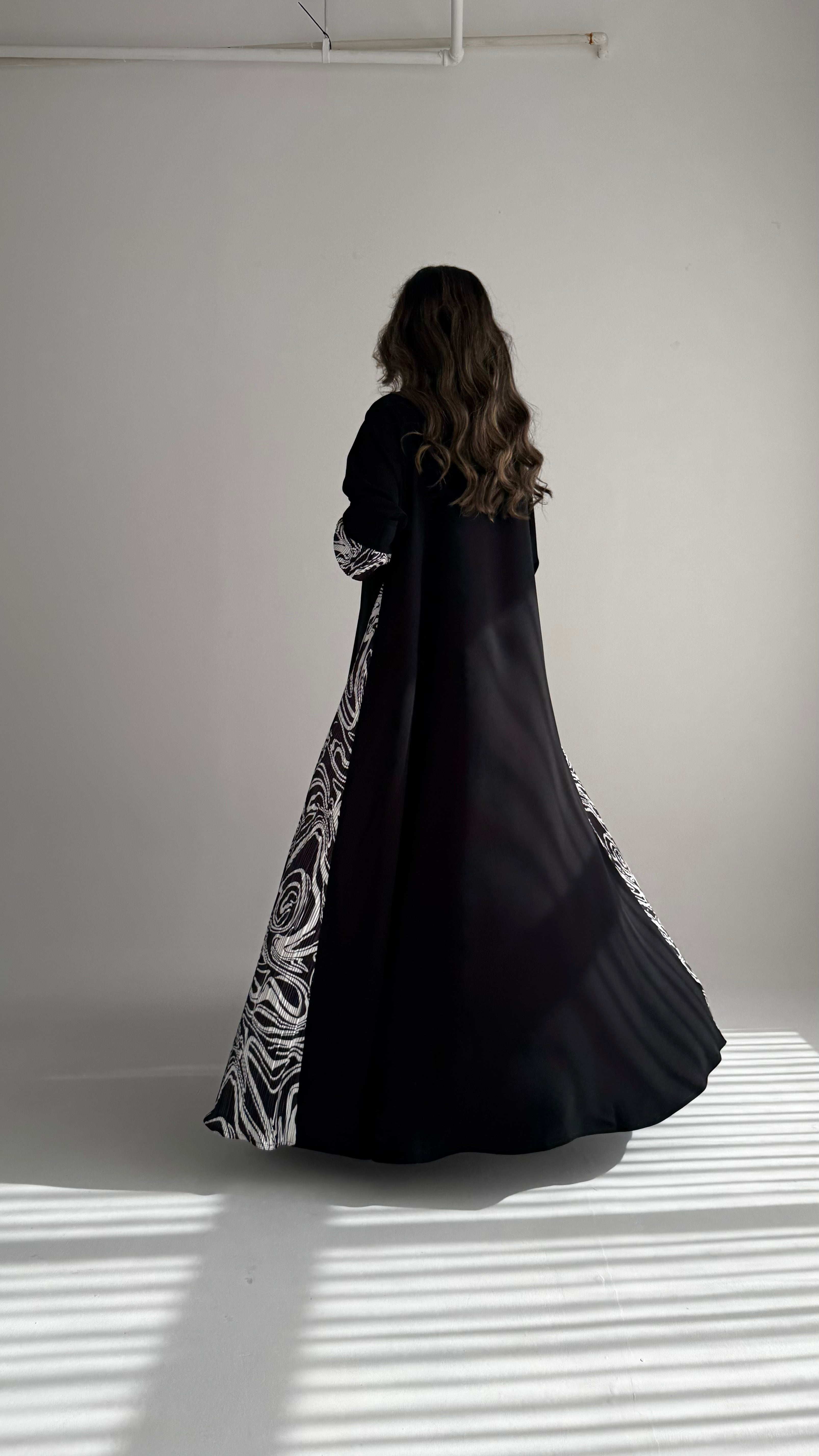 MWT900 - عباية سوداء كريب كلوش تدخيلة جوانب جاكار طباعة - Aya