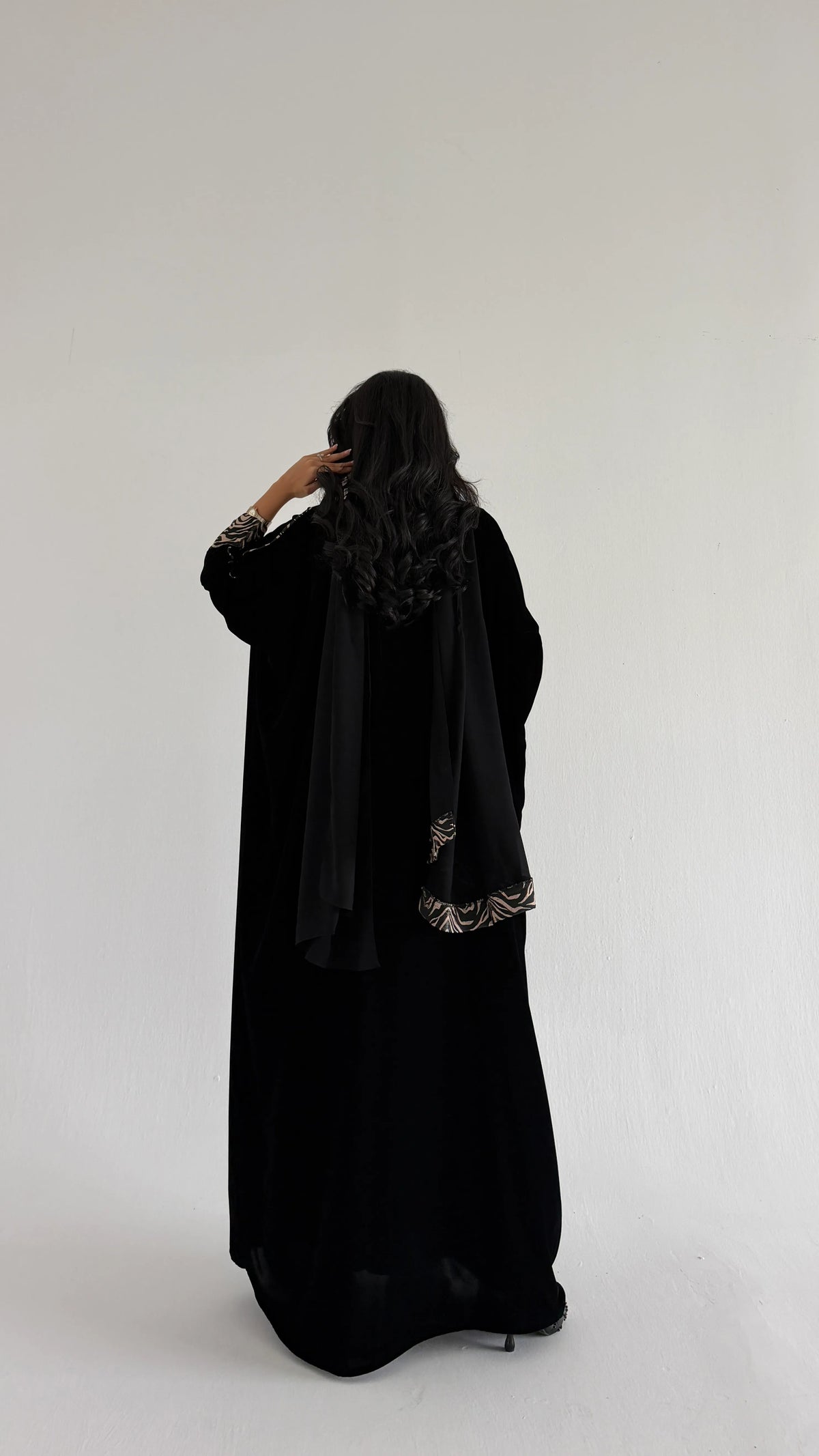 MWT2179 - عباية مخمل أسود مع تدخيله - Aya