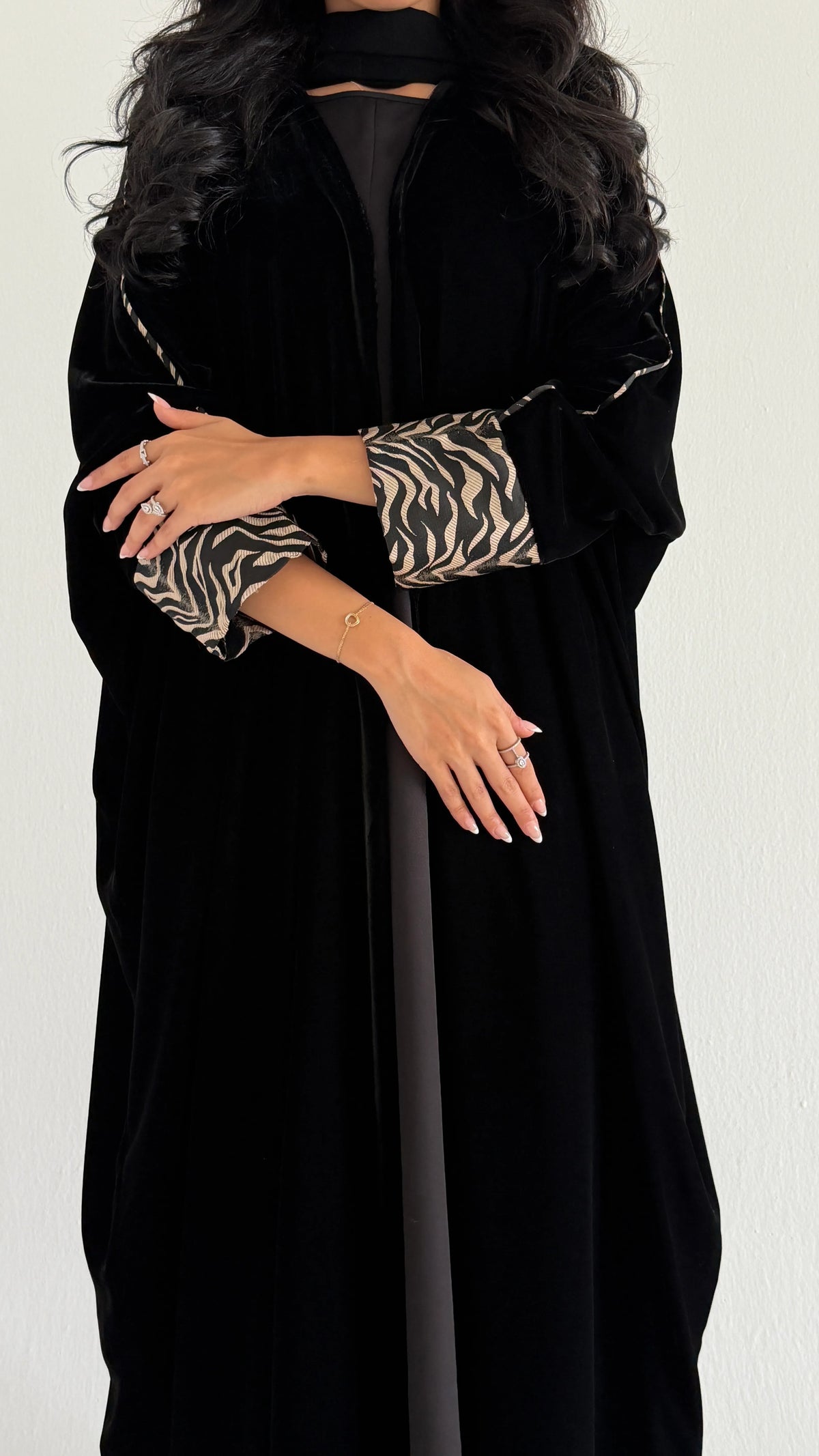 MWT2179 - عباية مخمل أسود مع تدخيله - Aya