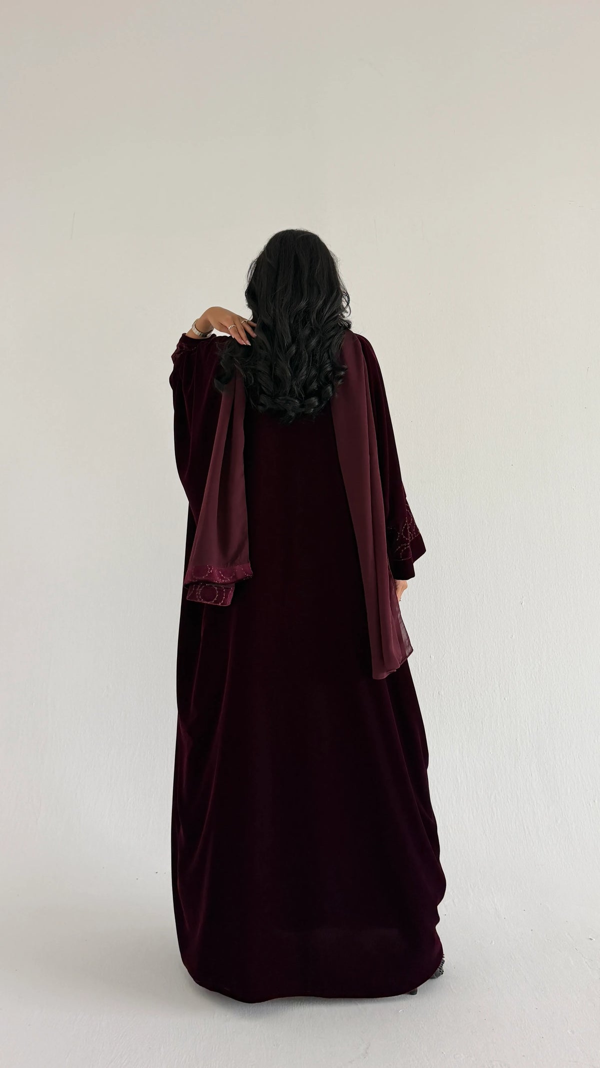 MWT1298 - عبايه مخمل عنابي بتدخيله مخمل لامعه - Aya
