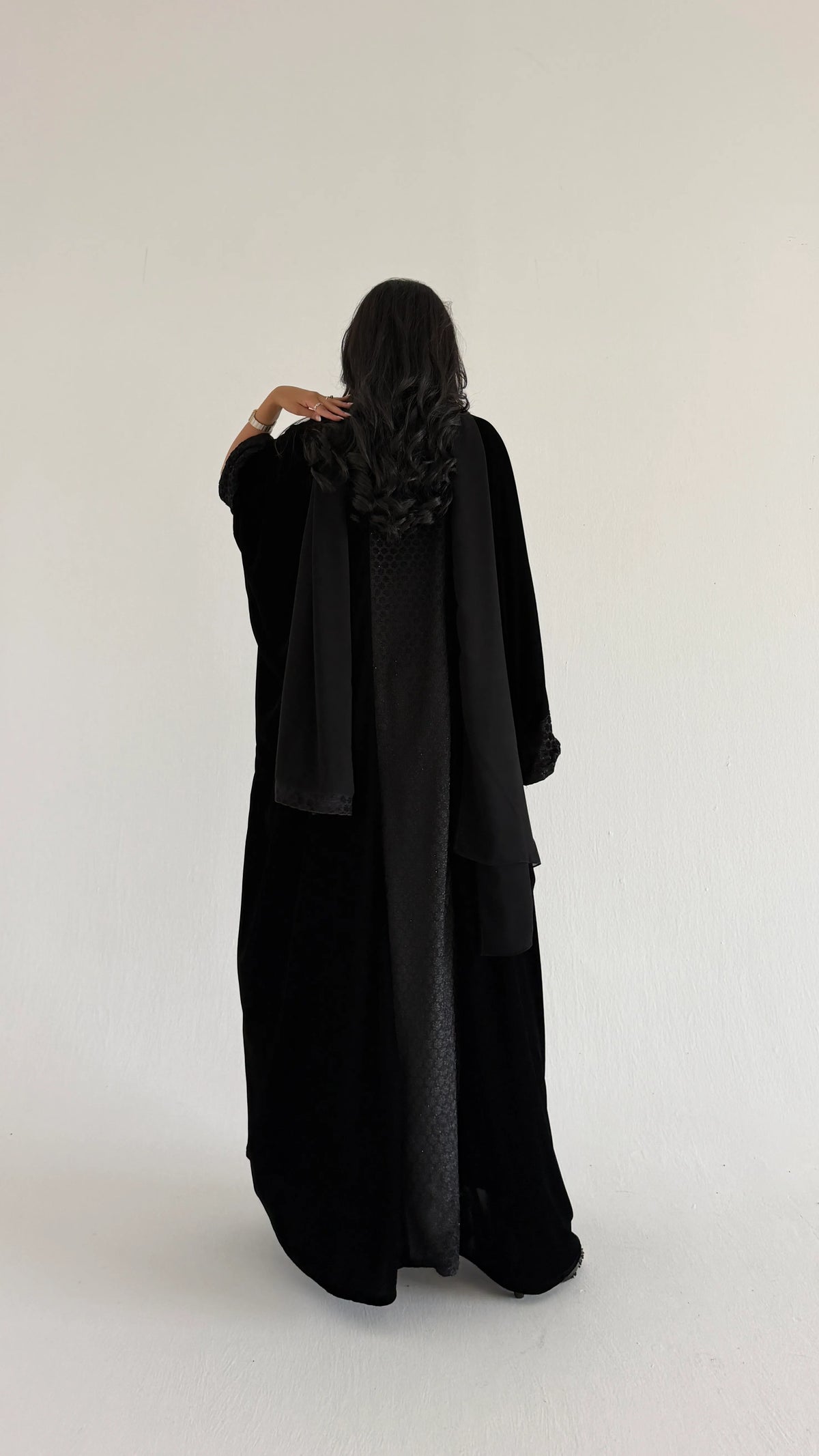 MWT2181 - عبايه مخمل بتدخيله لامعة سوداء - Aya