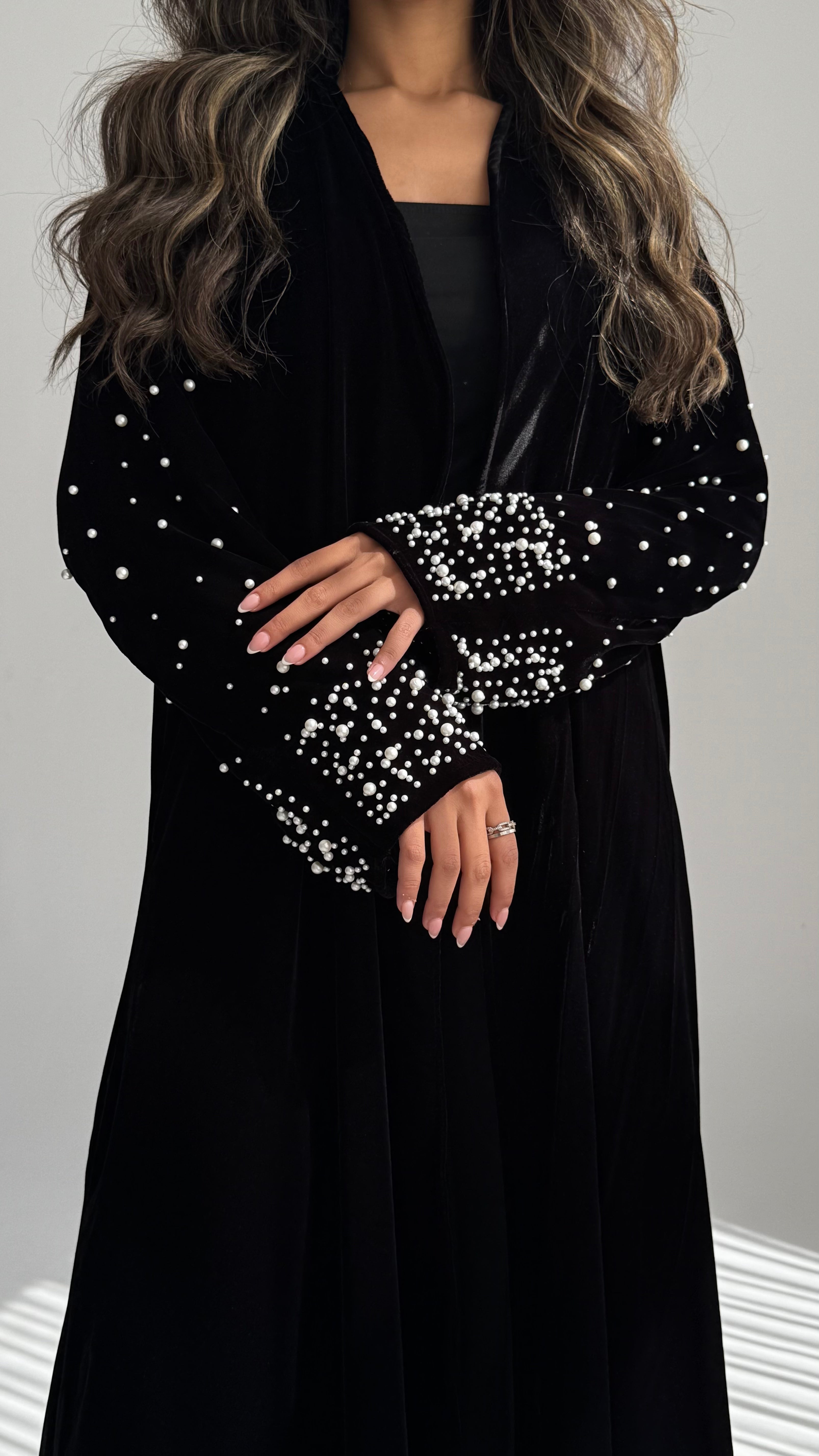 MWT698 - عباية مخمل مع لؤلؤ  بالاكمام