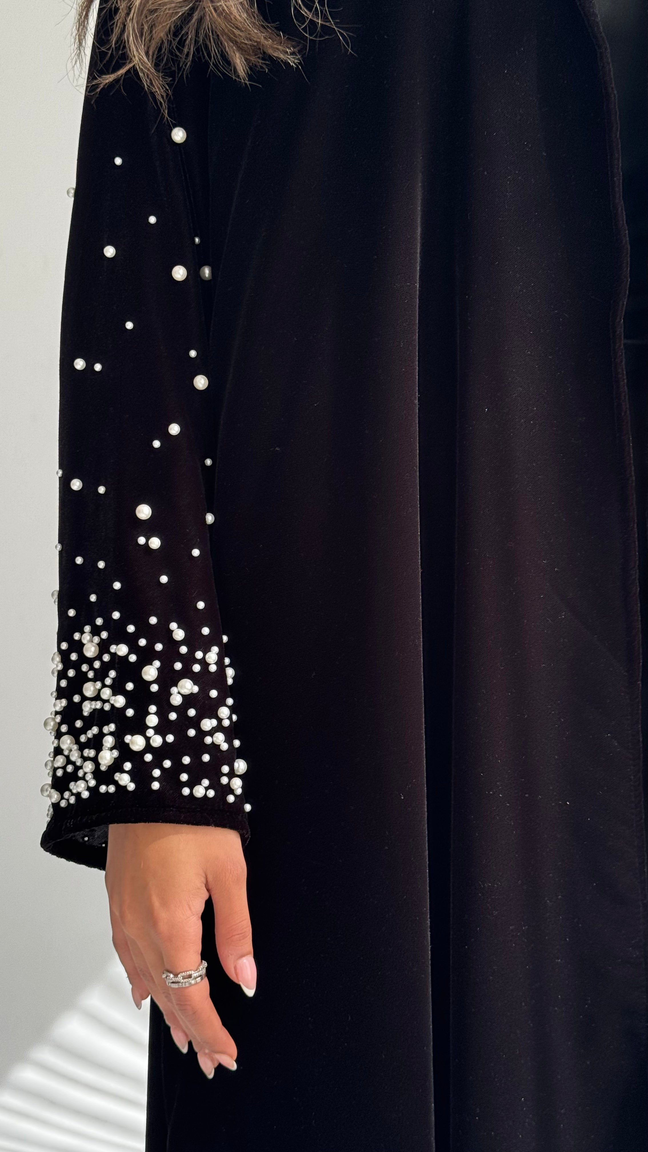 MWT698 - عباية مخمل مع لؤلؤ  بالاكمام