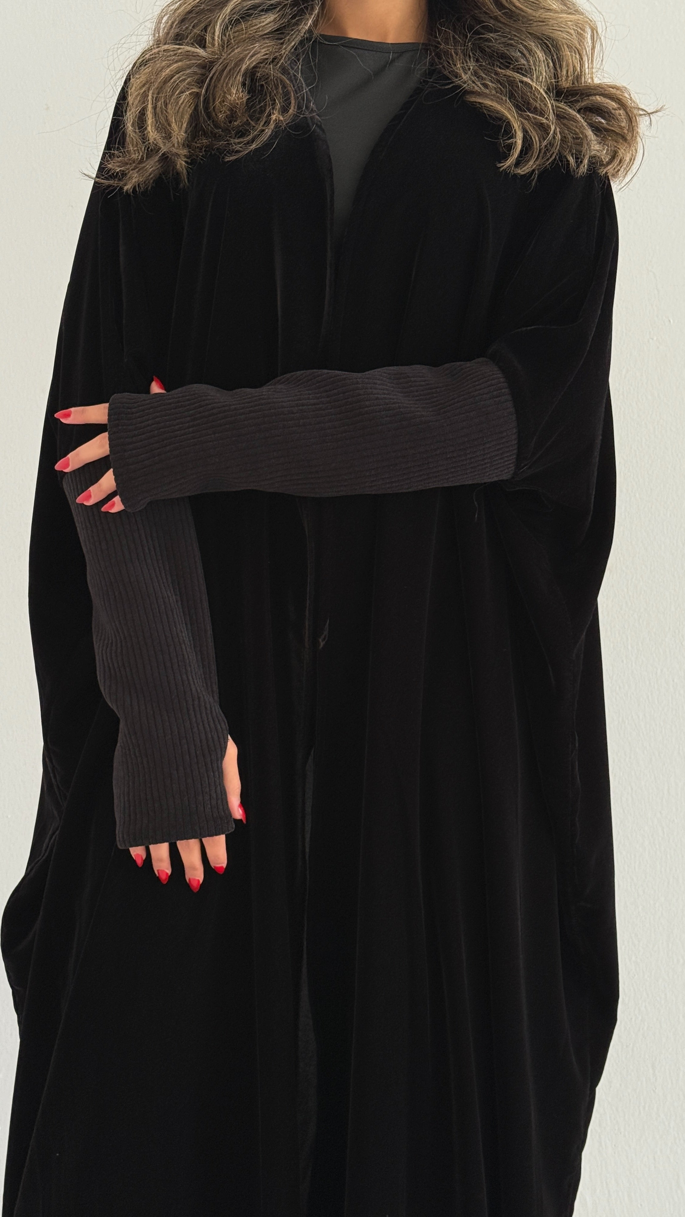 MWT749 - عباية مخمل بأكمام استرتش - Aya