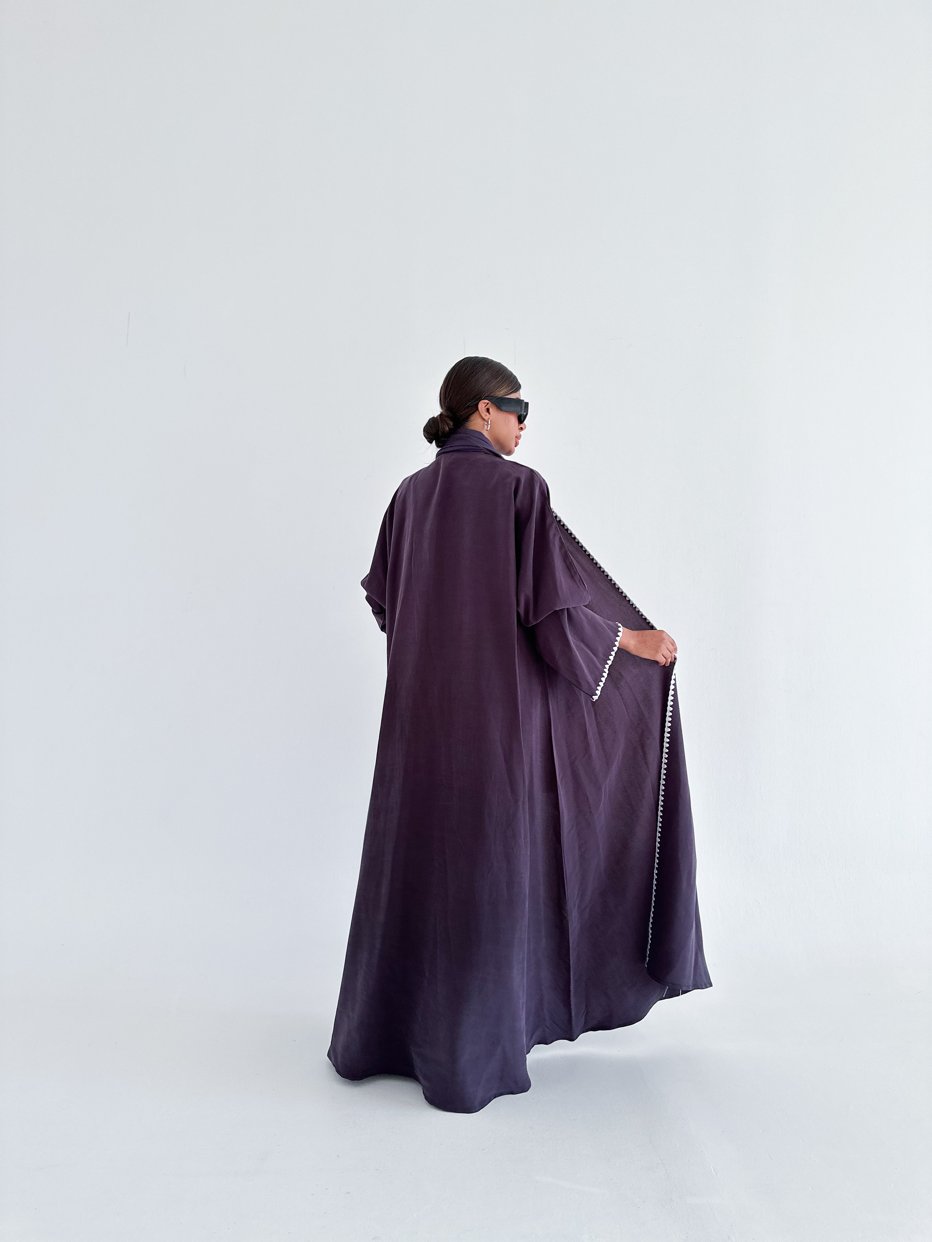 MW1390 - عباية  حرير ياباني بتطريز أبيض في الأطراف - Aya