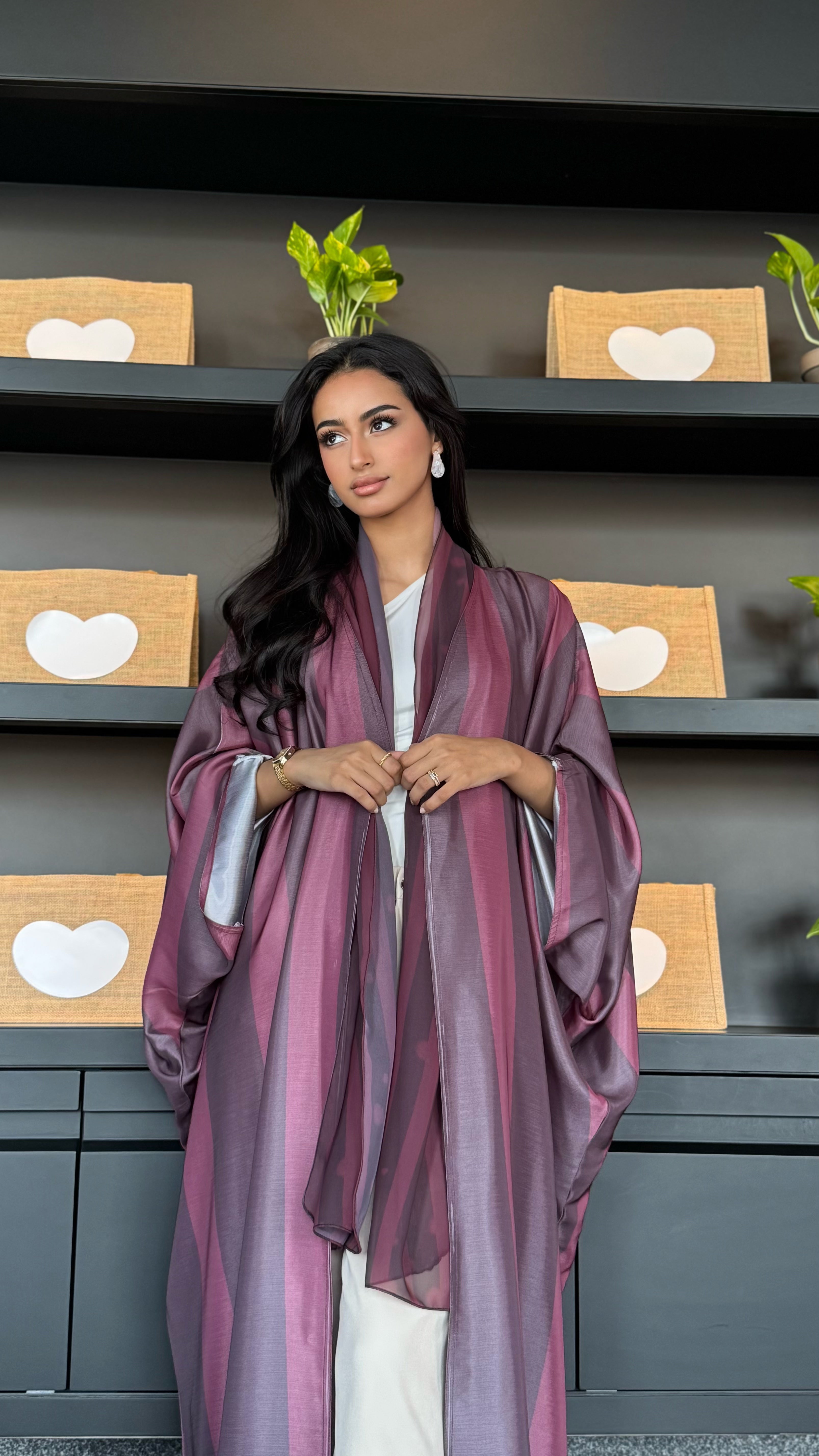 MW1641 - عبايه مخططه عنابي - Aya