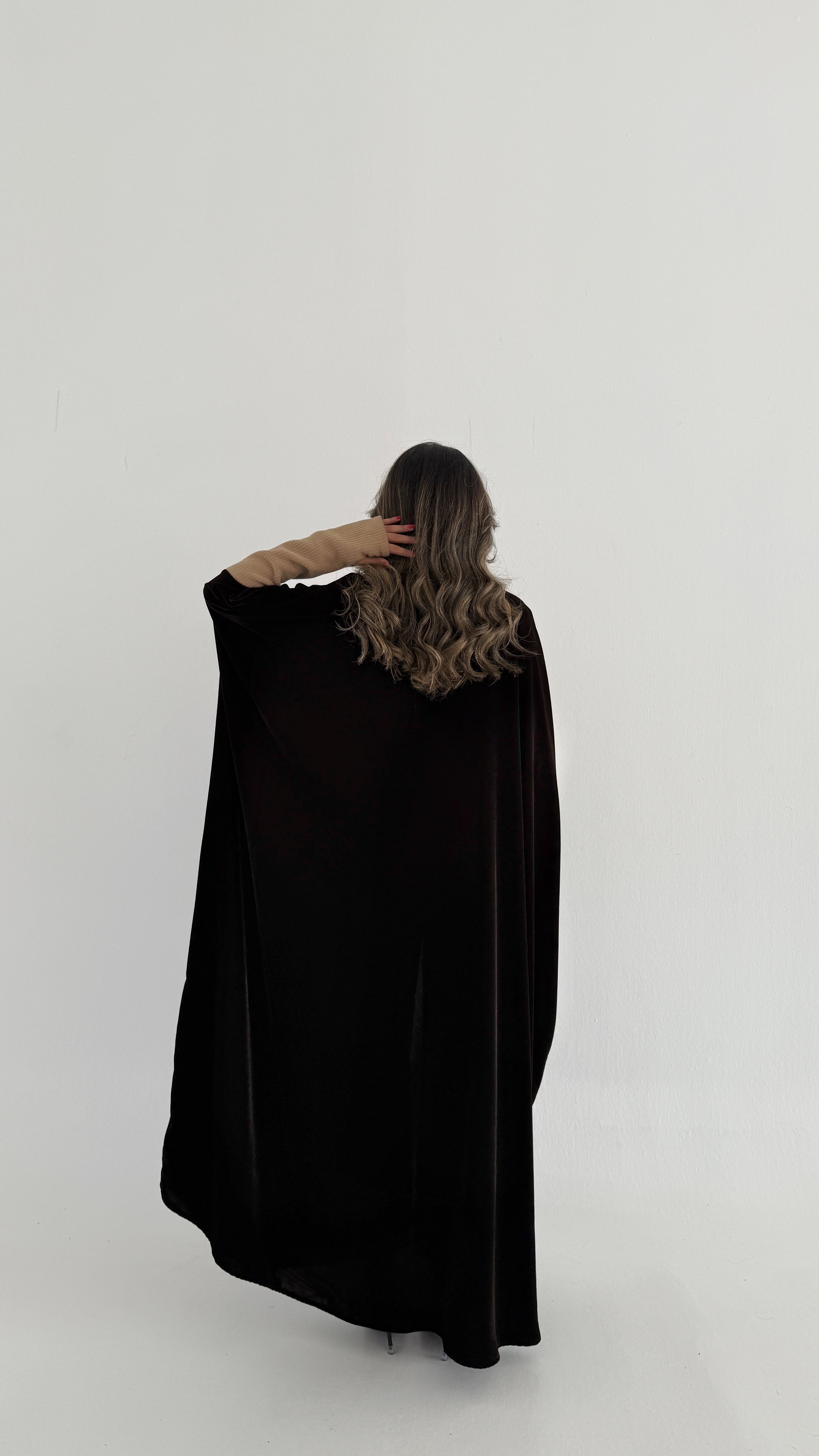 MWT748 - عباية مخمل بأكمام استرتش - Aya