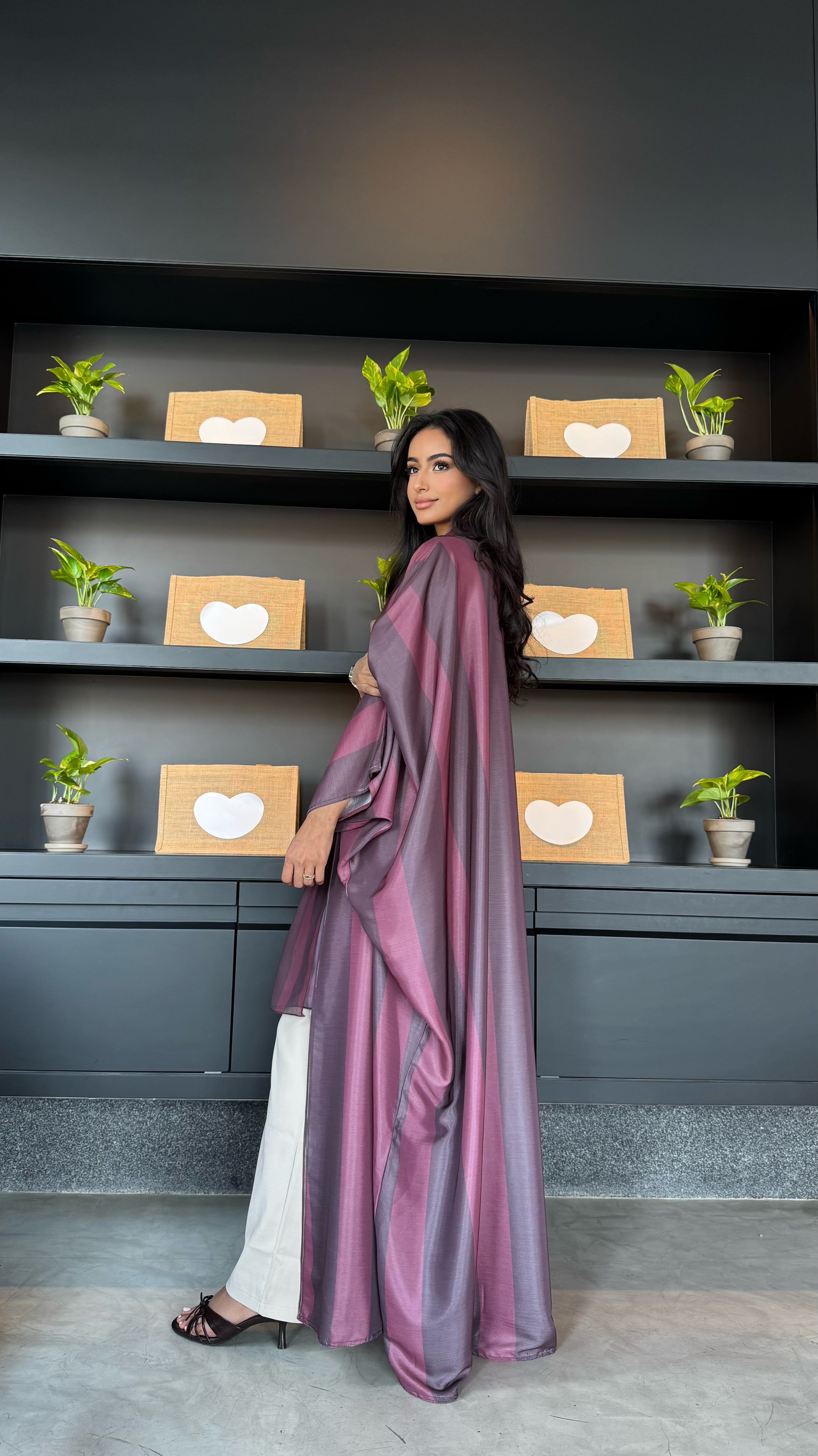 MW1641 - عبايه مخططه عنابي - Aya