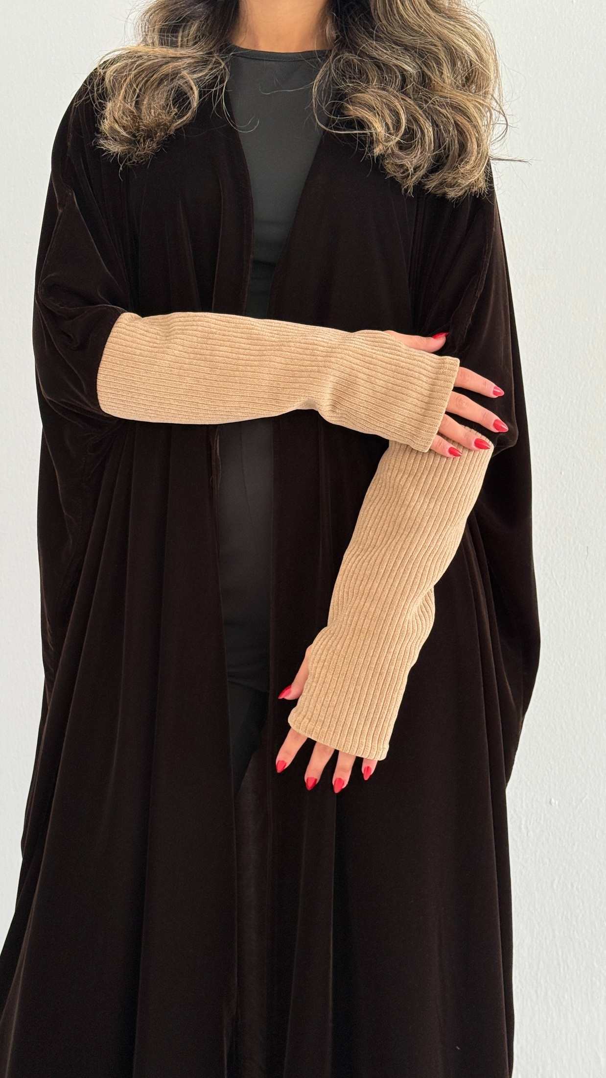MWT748 - عباية مخمل بأكمام استرتش - Aya