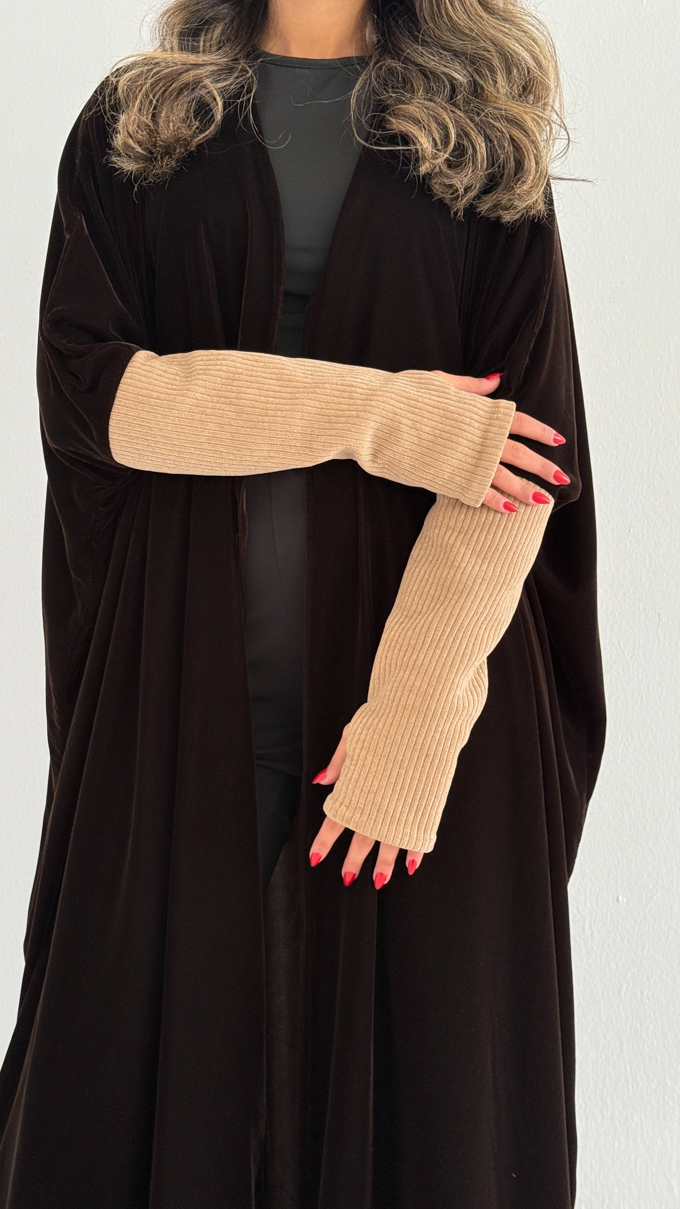 MWT748 - عباية مخمل بأكمام استرتش - Aya