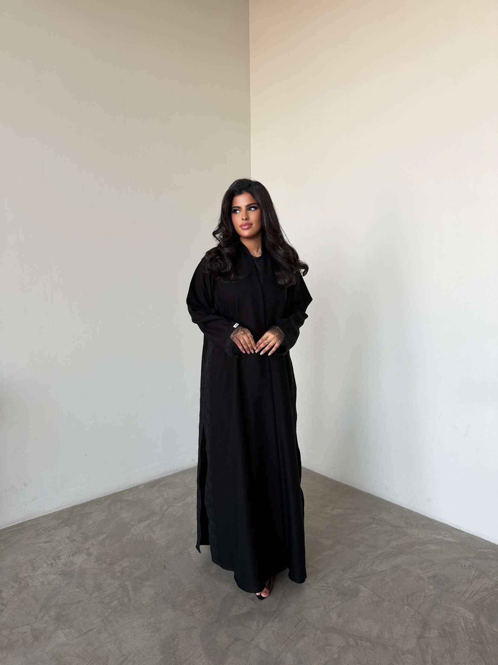 MWT4324 - عباية مينمت سوداء بجوانب تفتة - Aya