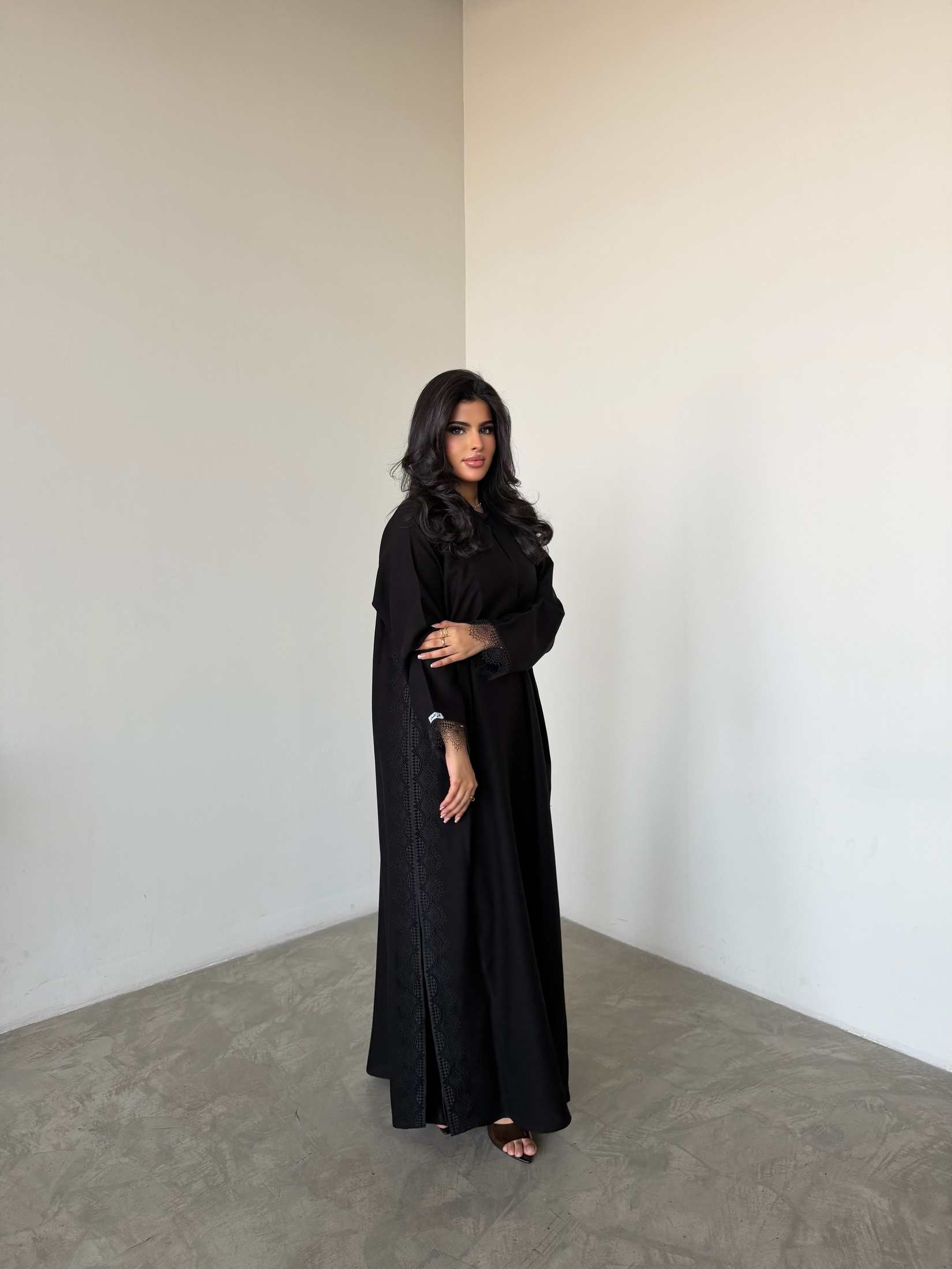 MWT4324 - عباية مينمت سوداء بجوانب تفتة - Aya