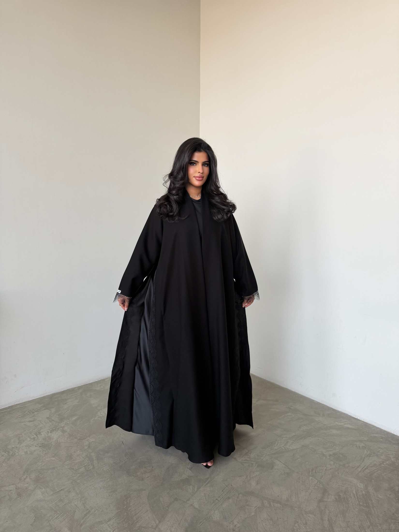MWT4324 - عباية مينمت سوداء بجوانب تفتة - Aya