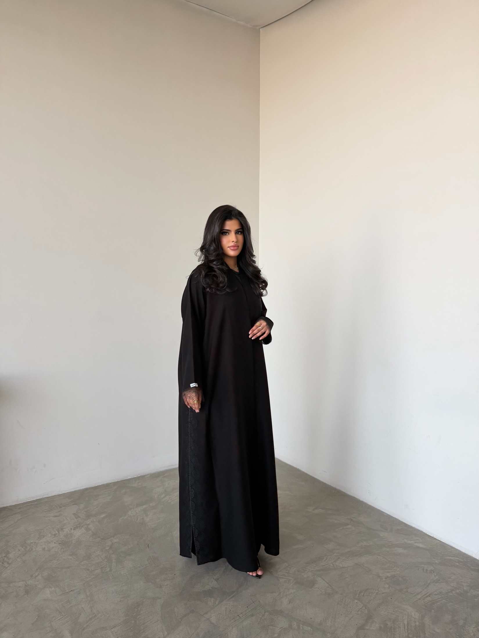 MWT4324 - عباية مينمت سوداء بجوانب تفتة - Aya