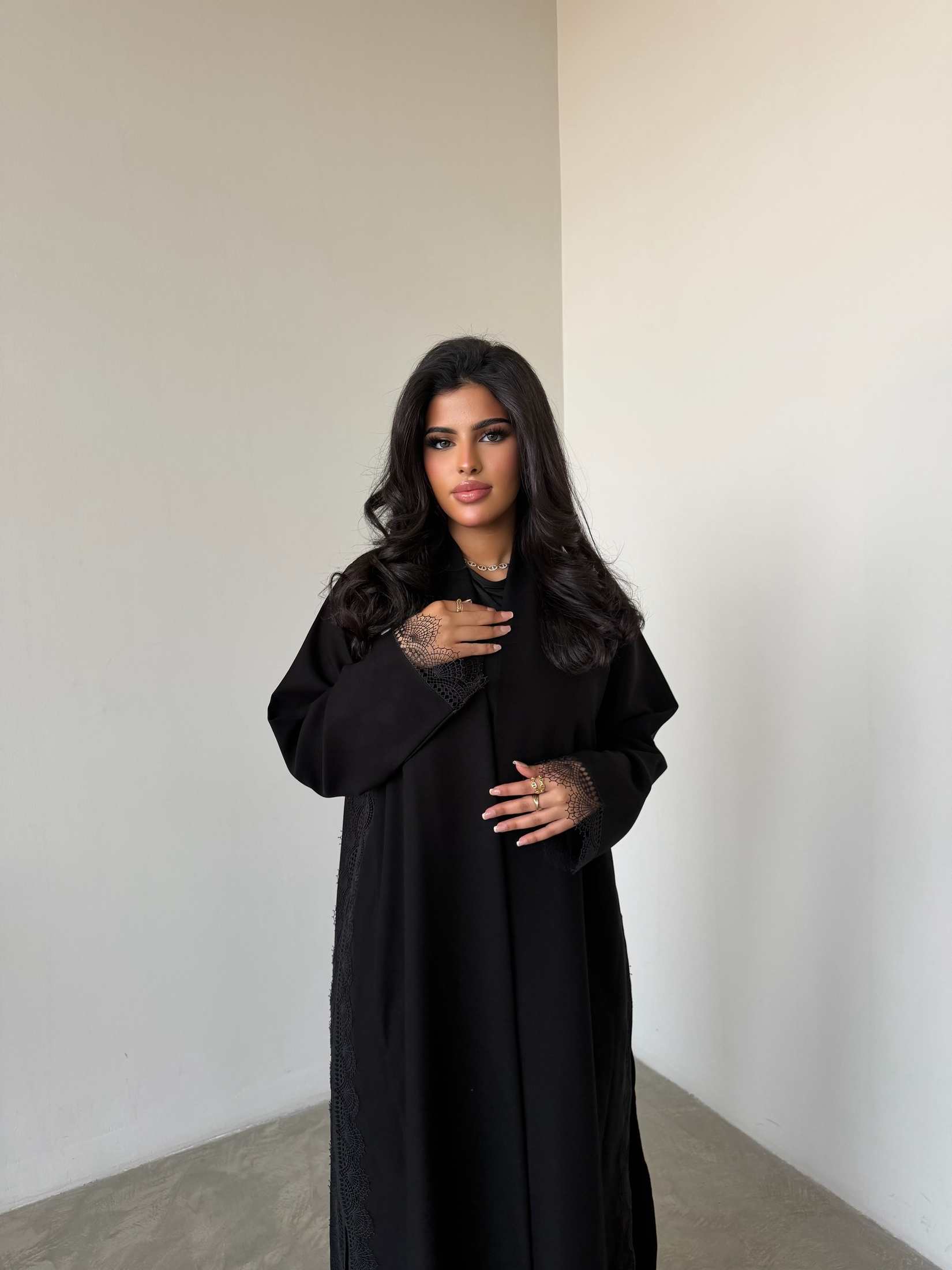 MWT4324 - عباية مينمت سوداء بجوانب تفتة - Aya