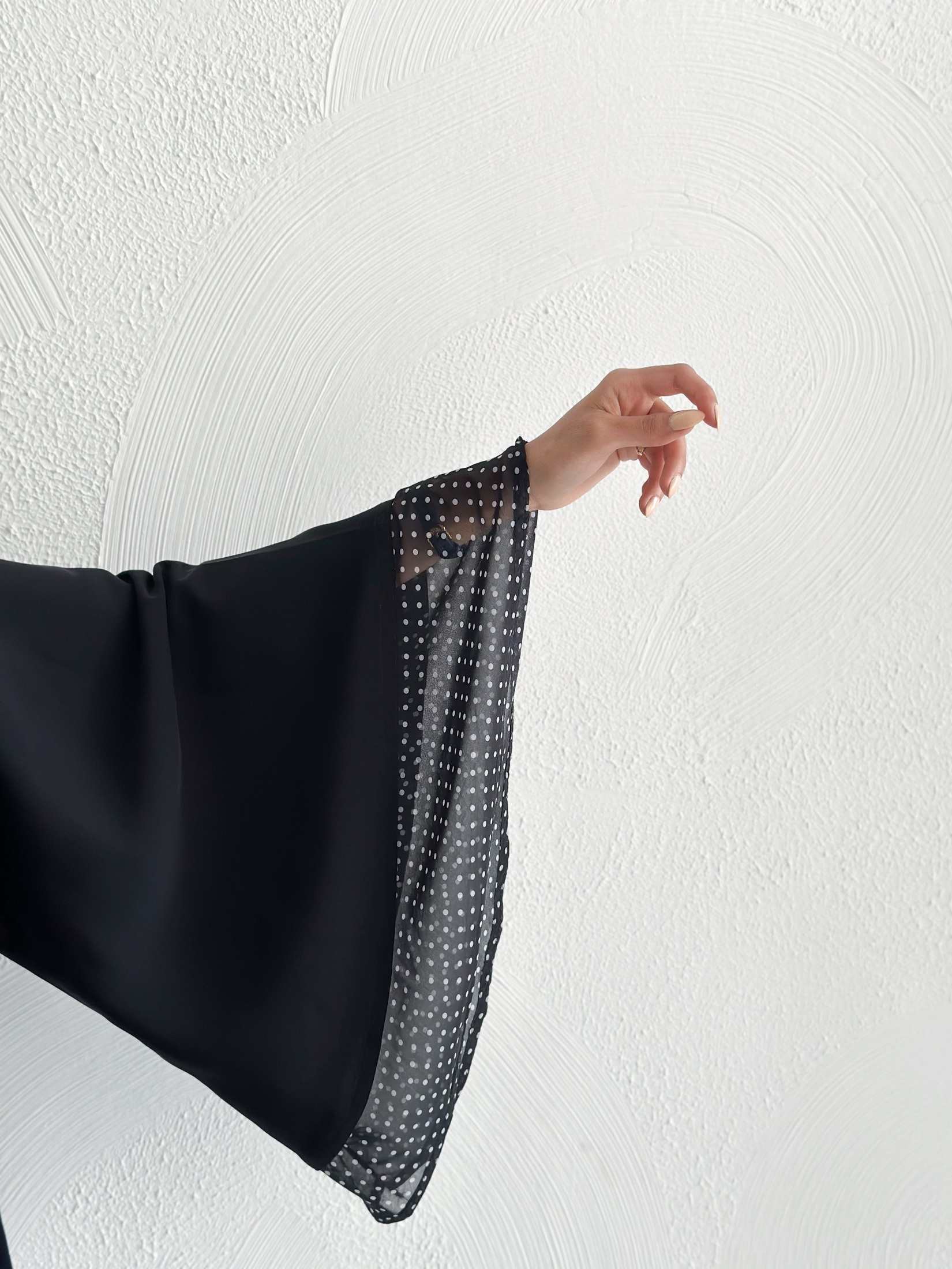 MW1427 -عباية من الكريب الناعم بأكمام واسعة والمبطنة من الشيفون المنقط - Aya