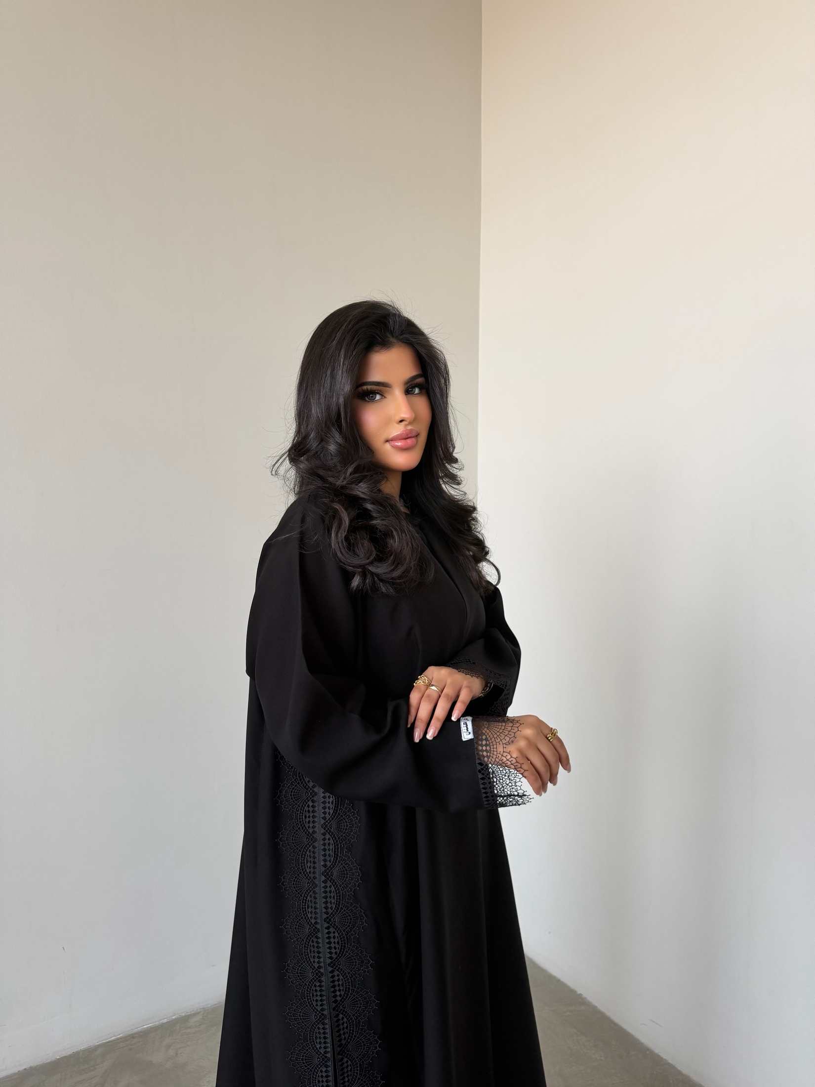 MWT4324 - عباية مينمت سوداء بجوانب تفتة - Aya