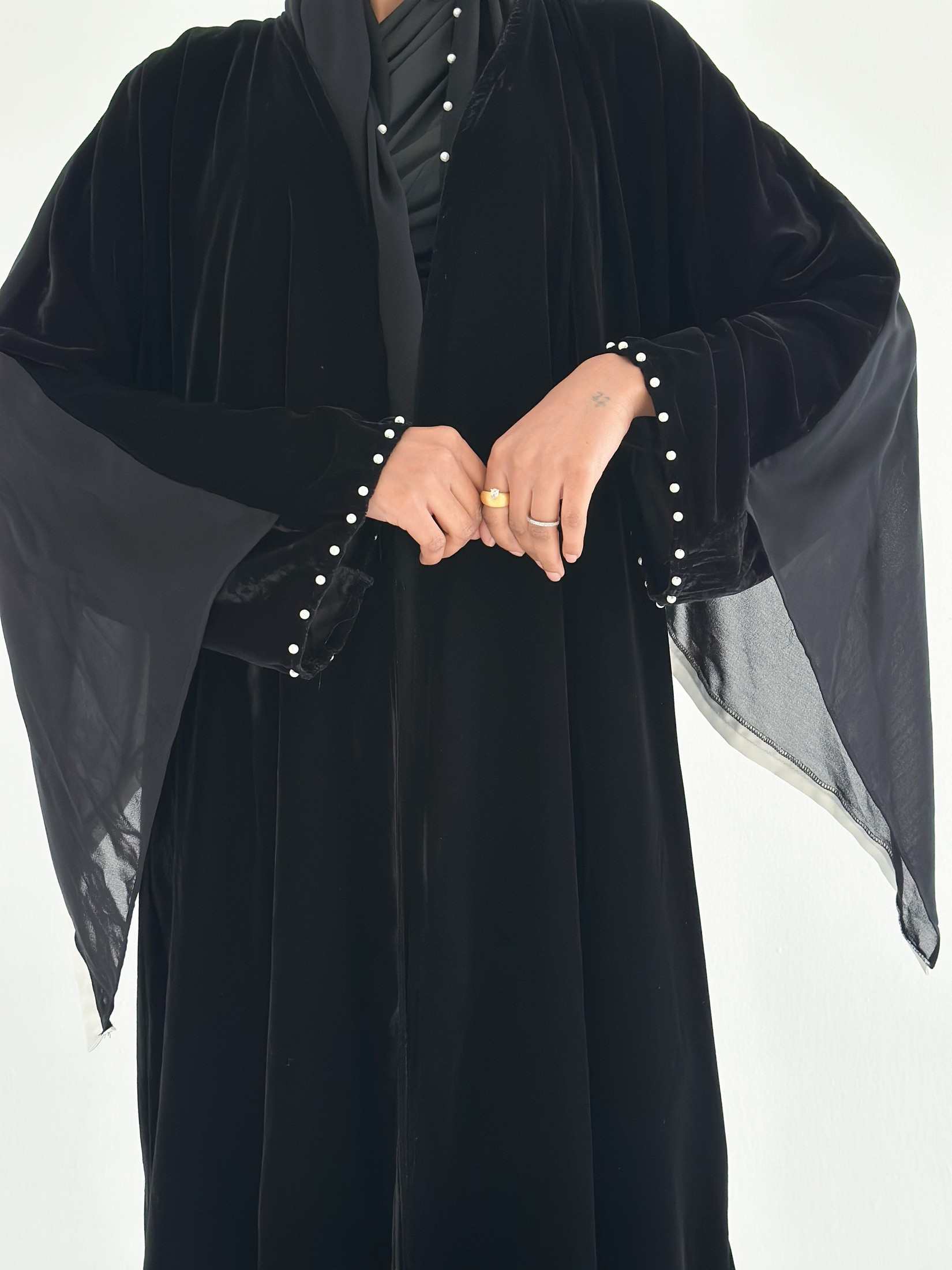 MWT690 - عباية مخمل اسود مع لؤلؤ - Aya