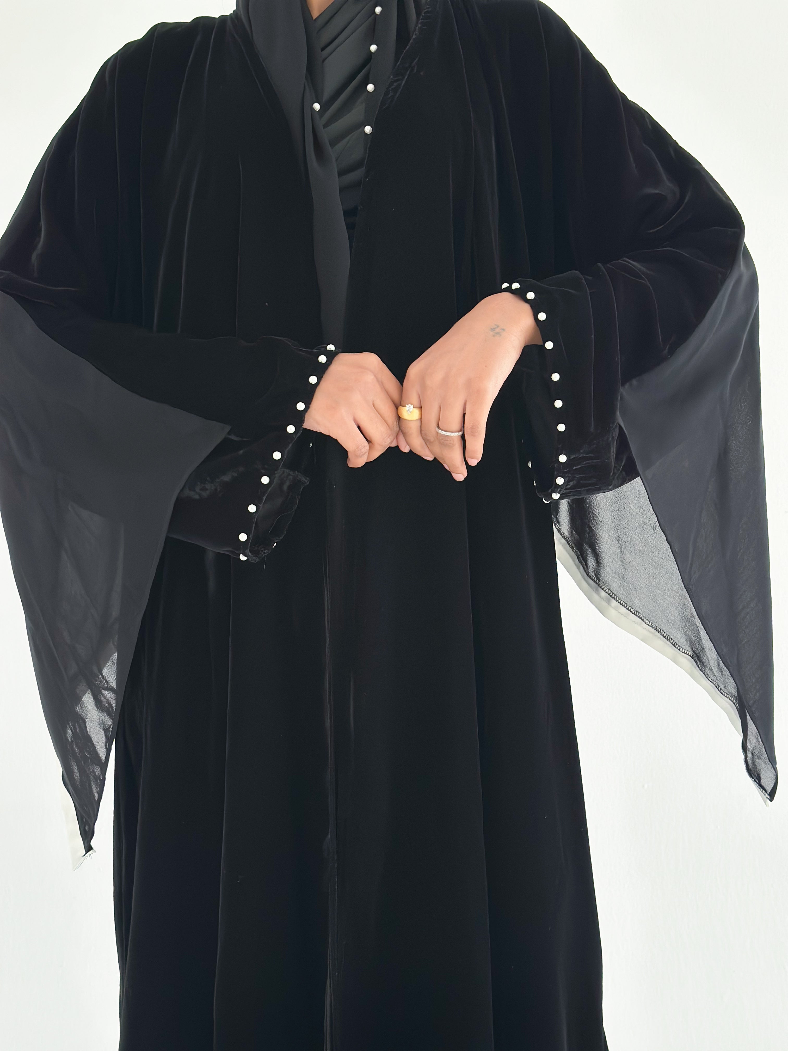MWT690 - عباية مخمل اسود مع لؤلؤ