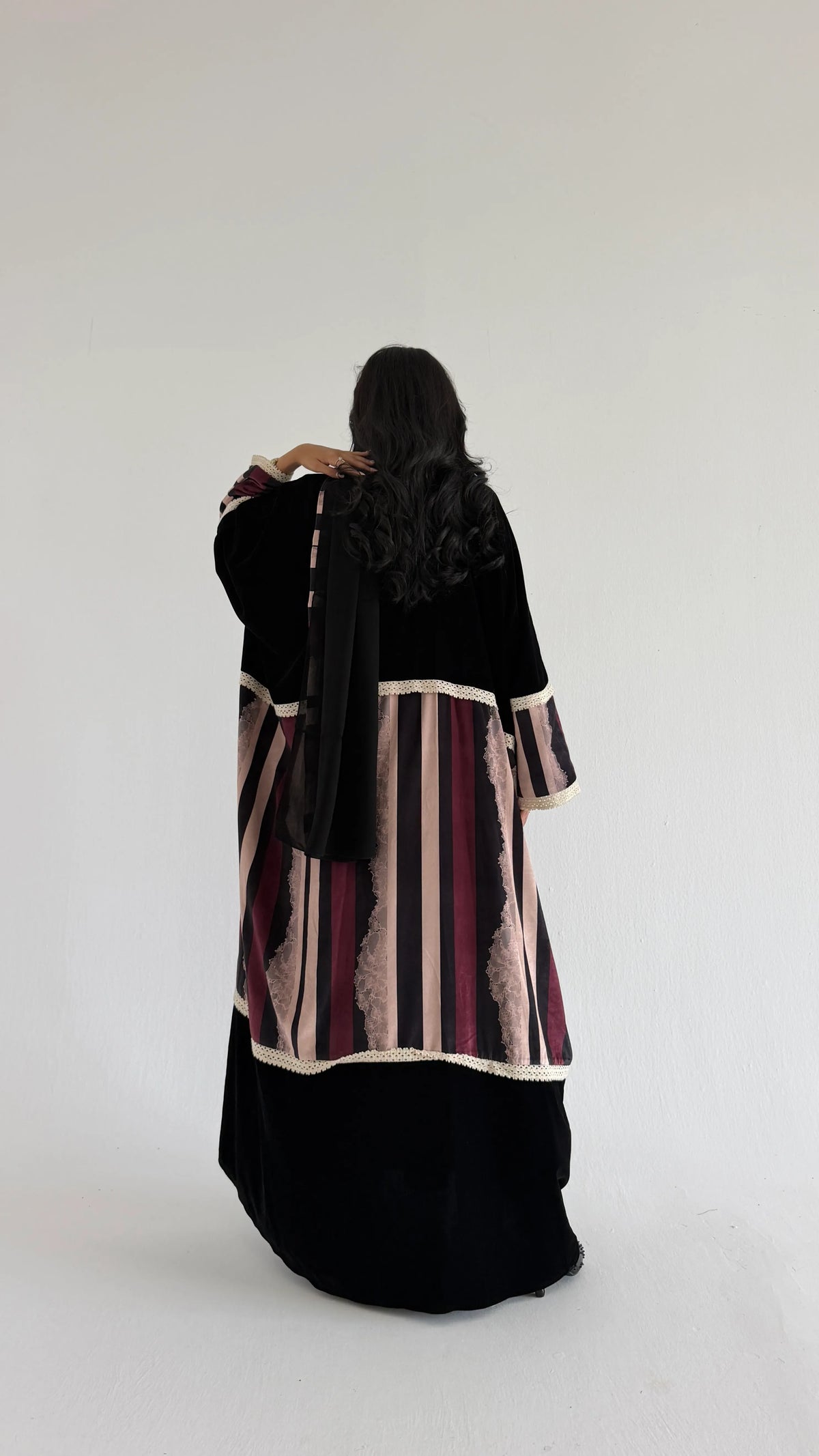 MWT2189 - عبايه مخمل اسود مع مخمل طباعه - Aya