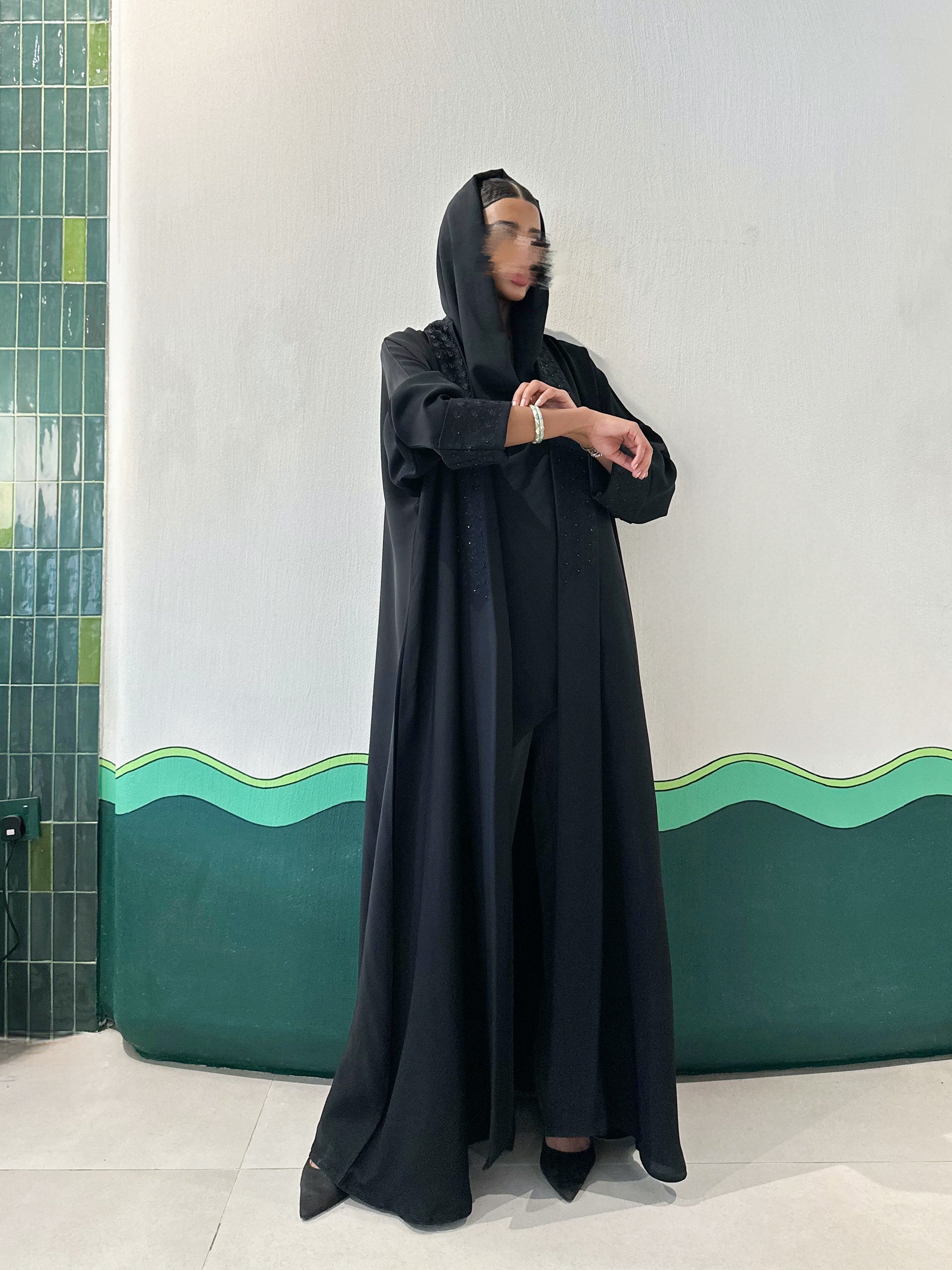 MWT369 - عباية اسود نطريز الياقة والاكمام