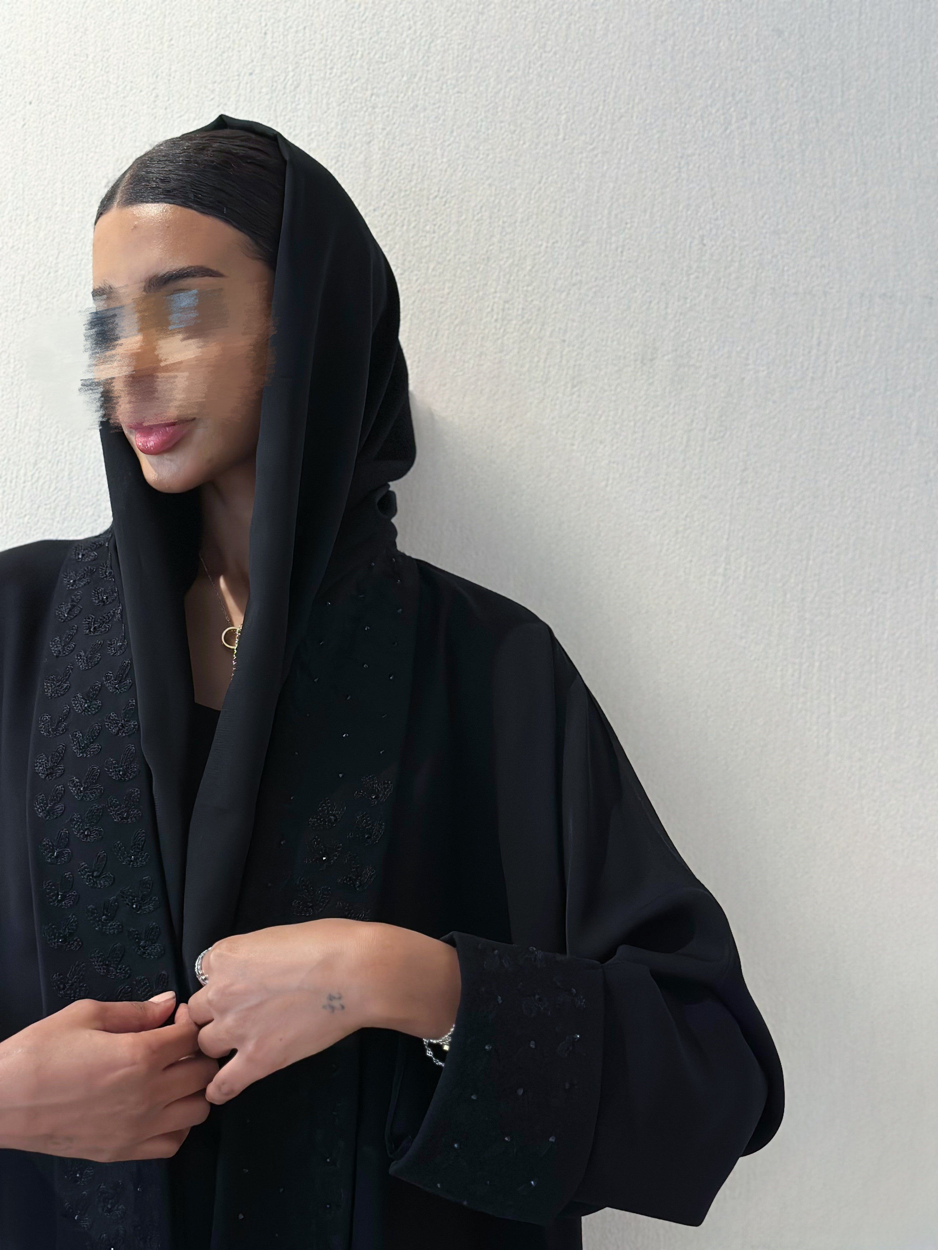 MWT369 - عباية اسود نطريز الياقة والاكمام