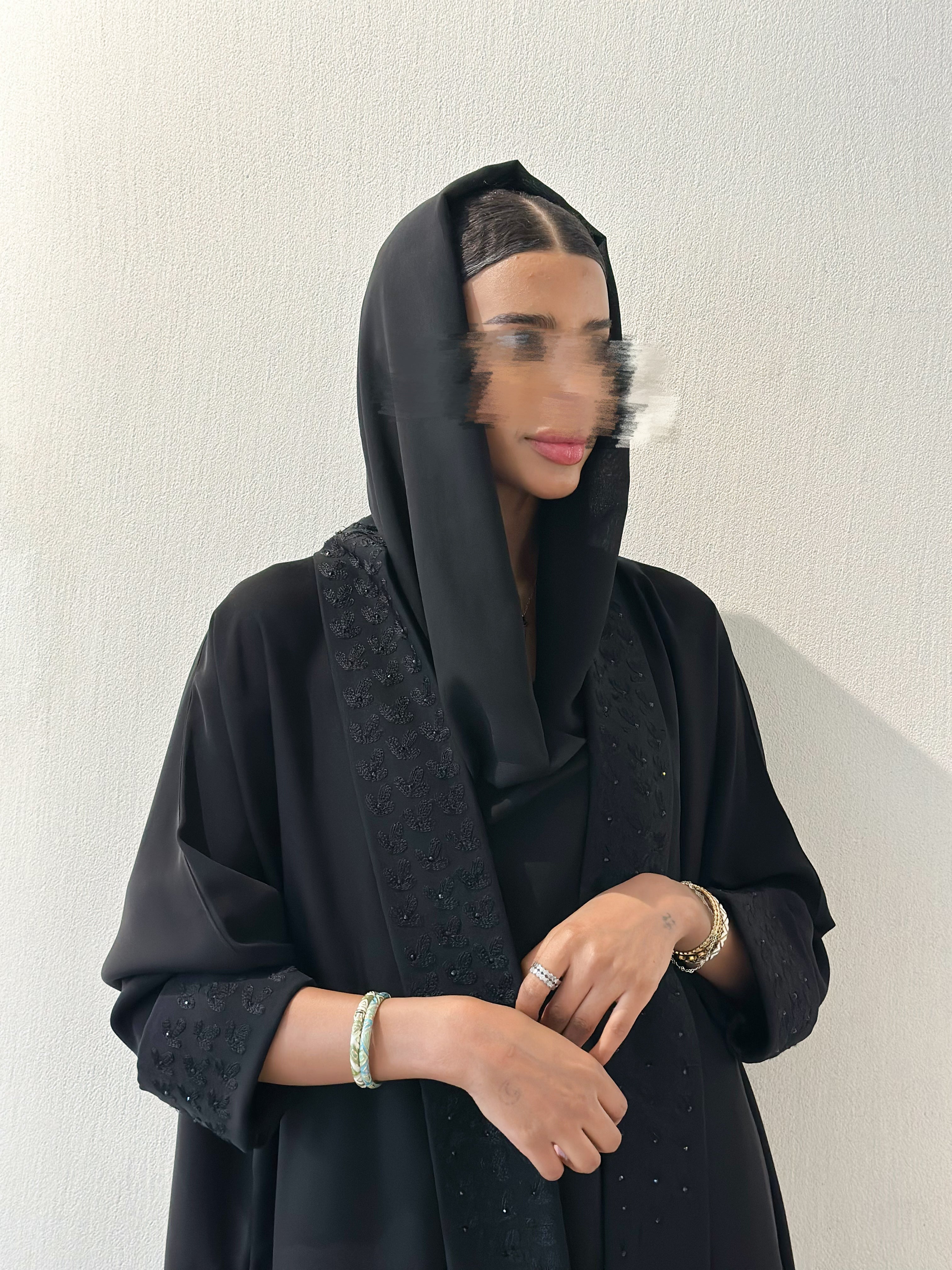 MWT369 - عباية اسود نطريز الياقة والاكمام