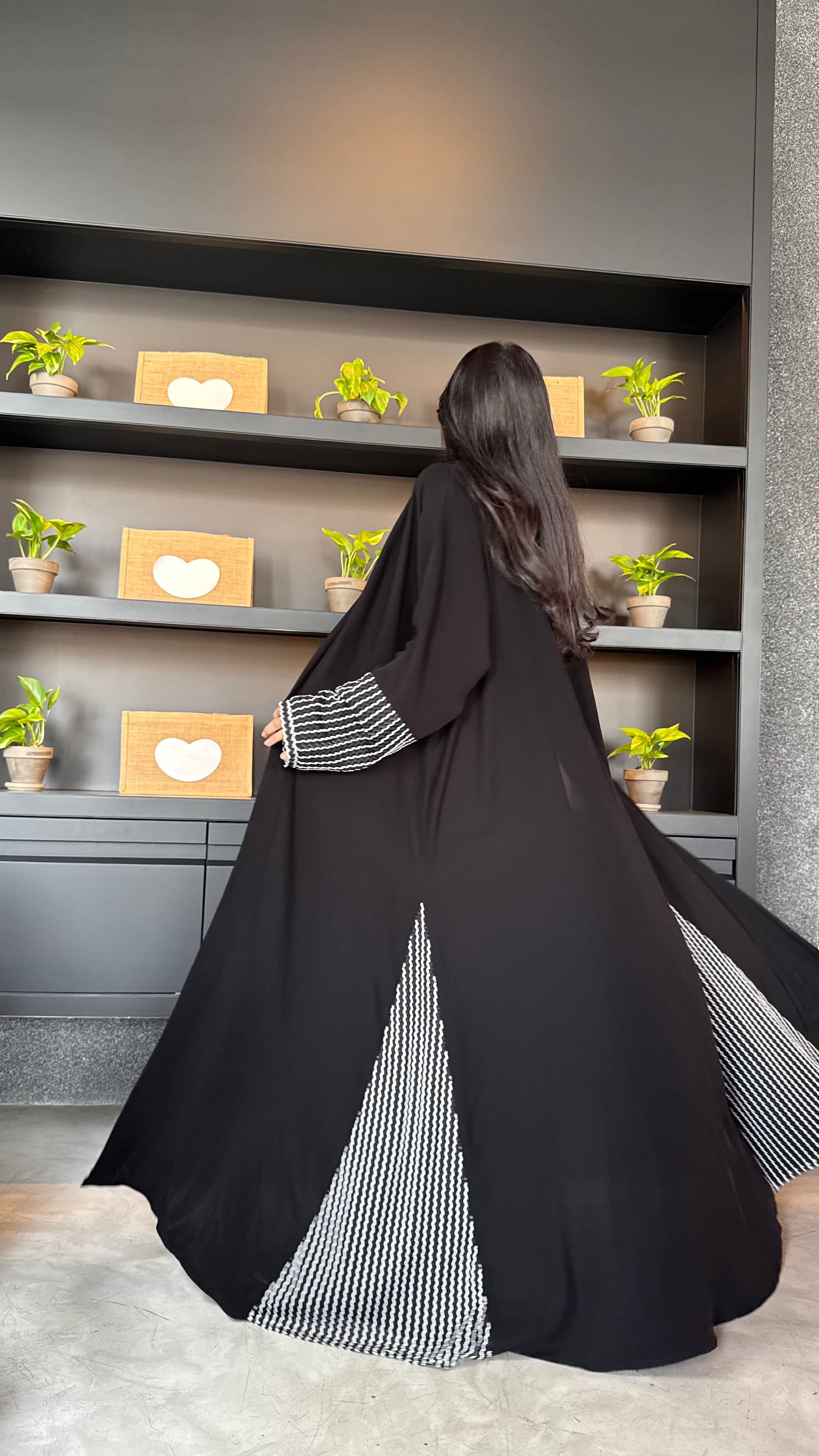 MW1400 - عباية سوداء مع تدخيلات بالكم والجوانب - Aya