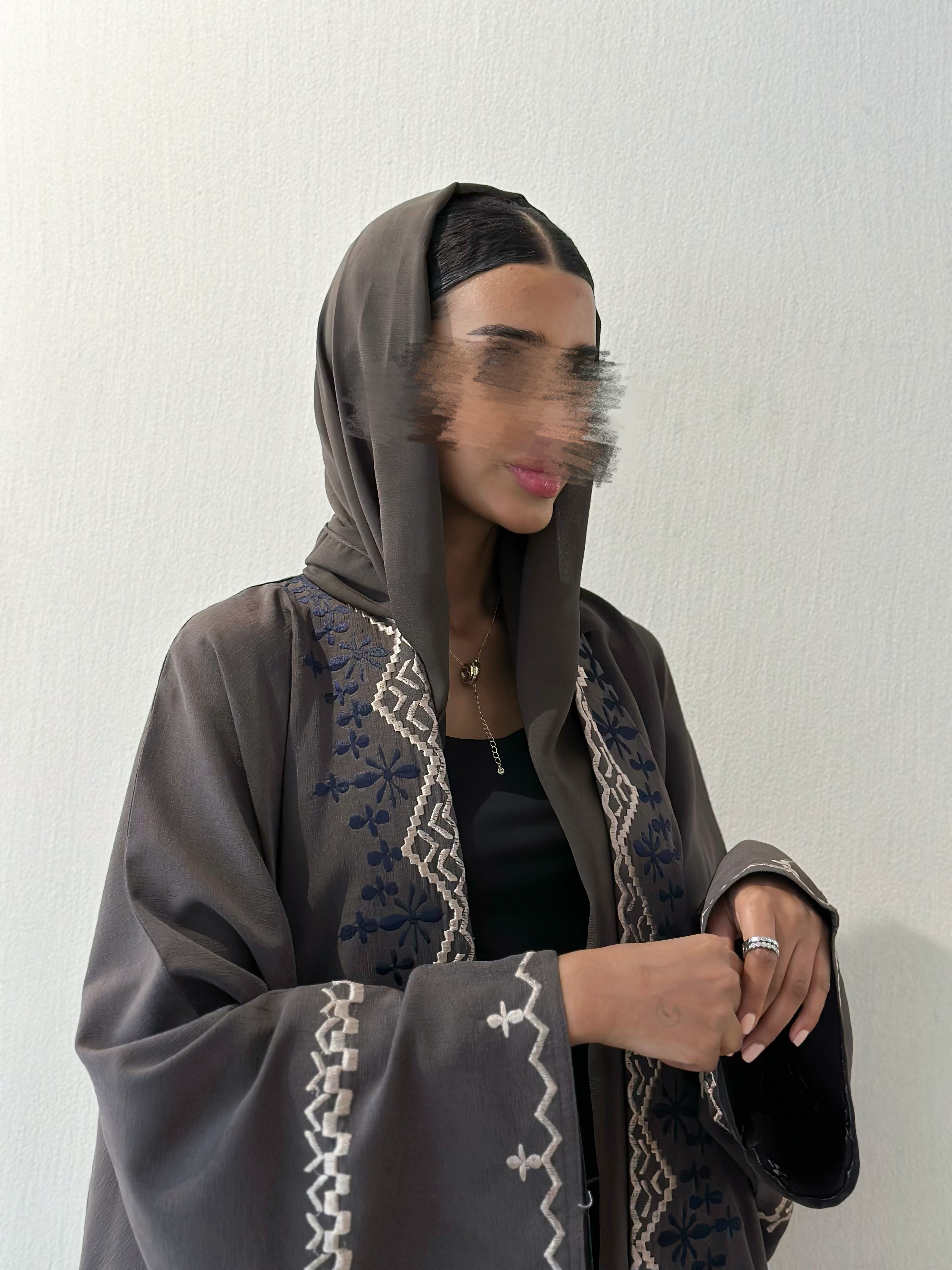 MWT363 - عباية بني تطريز كحلي وبيج