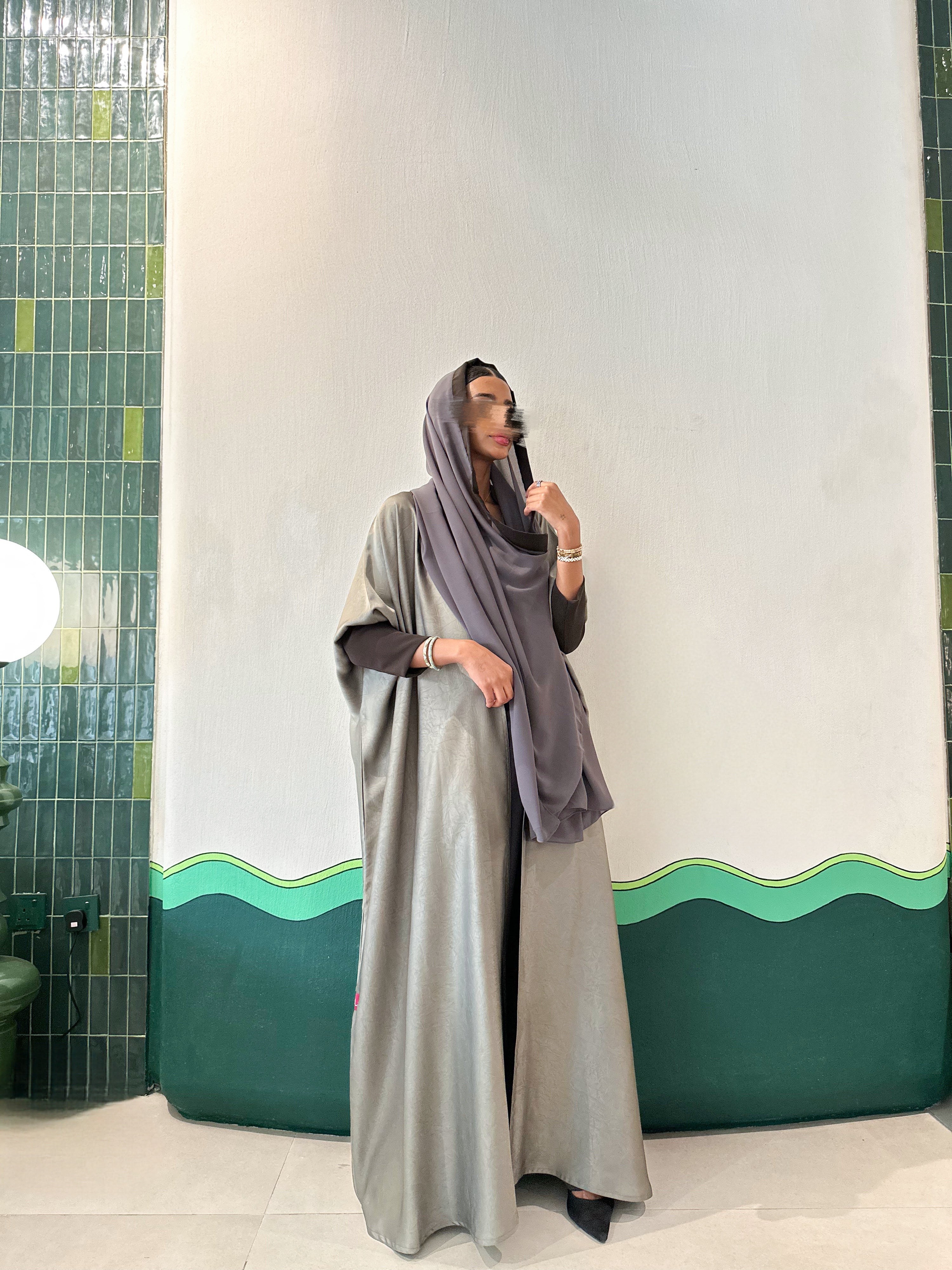 MWT522 - عباية جاكار زيتي
