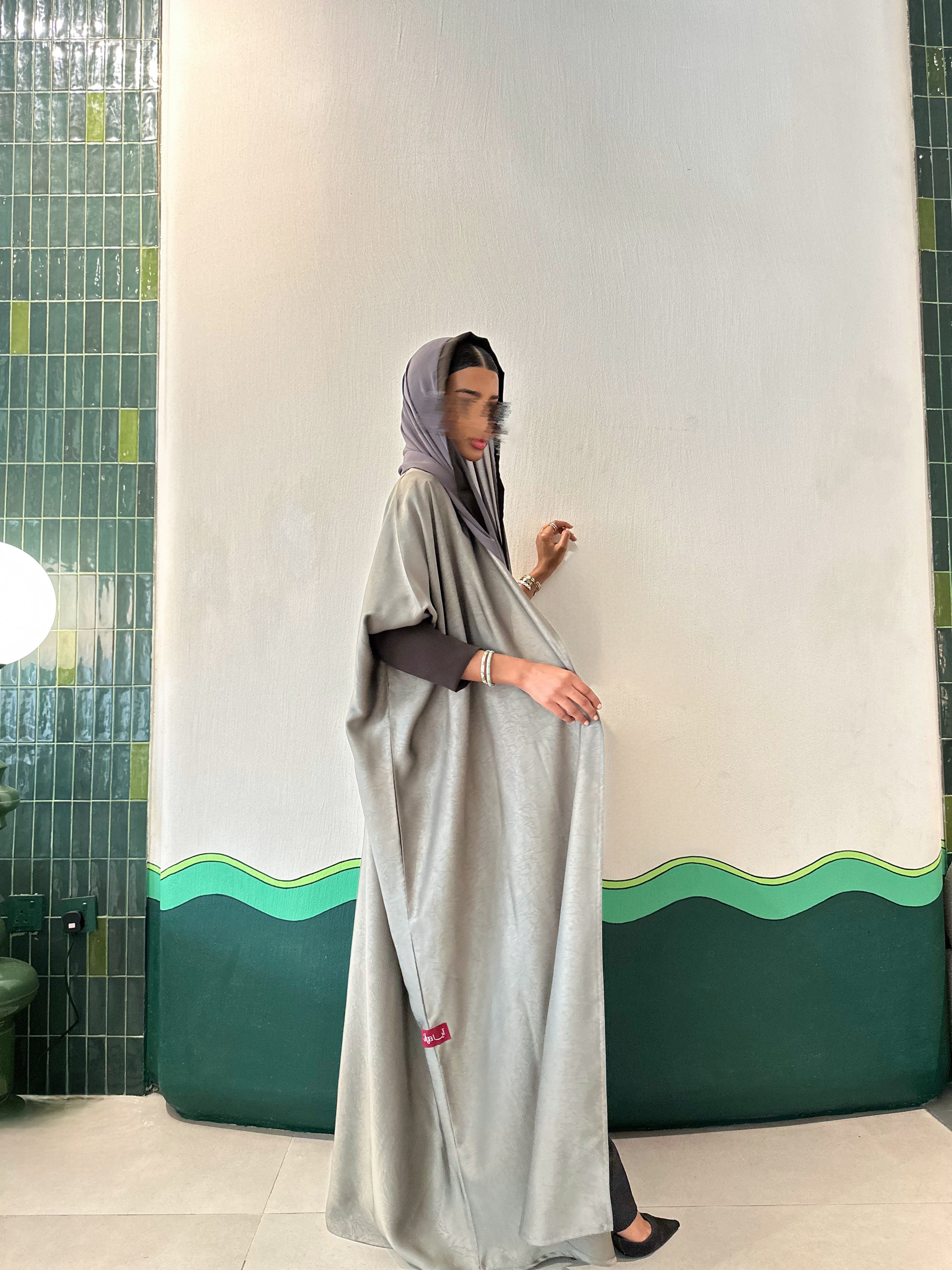 MWT522 - عباية جاكار زيتي