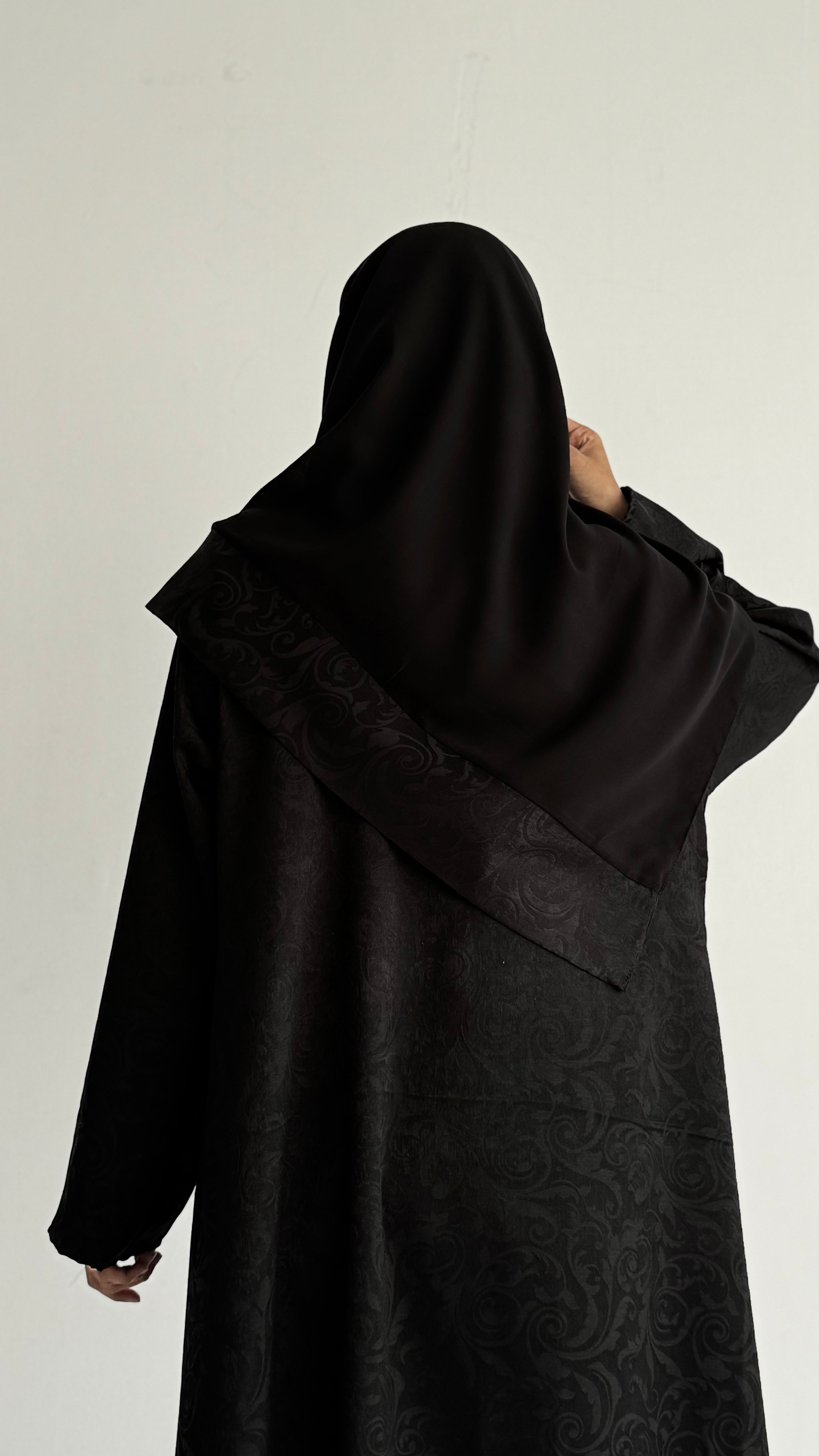 MW1839 - عباية جاكار فاخرة بتصميم ياقة بليزر ناعم مع ربطة أمامية تمنحك إطلالة راقية وعصرية. - Aya