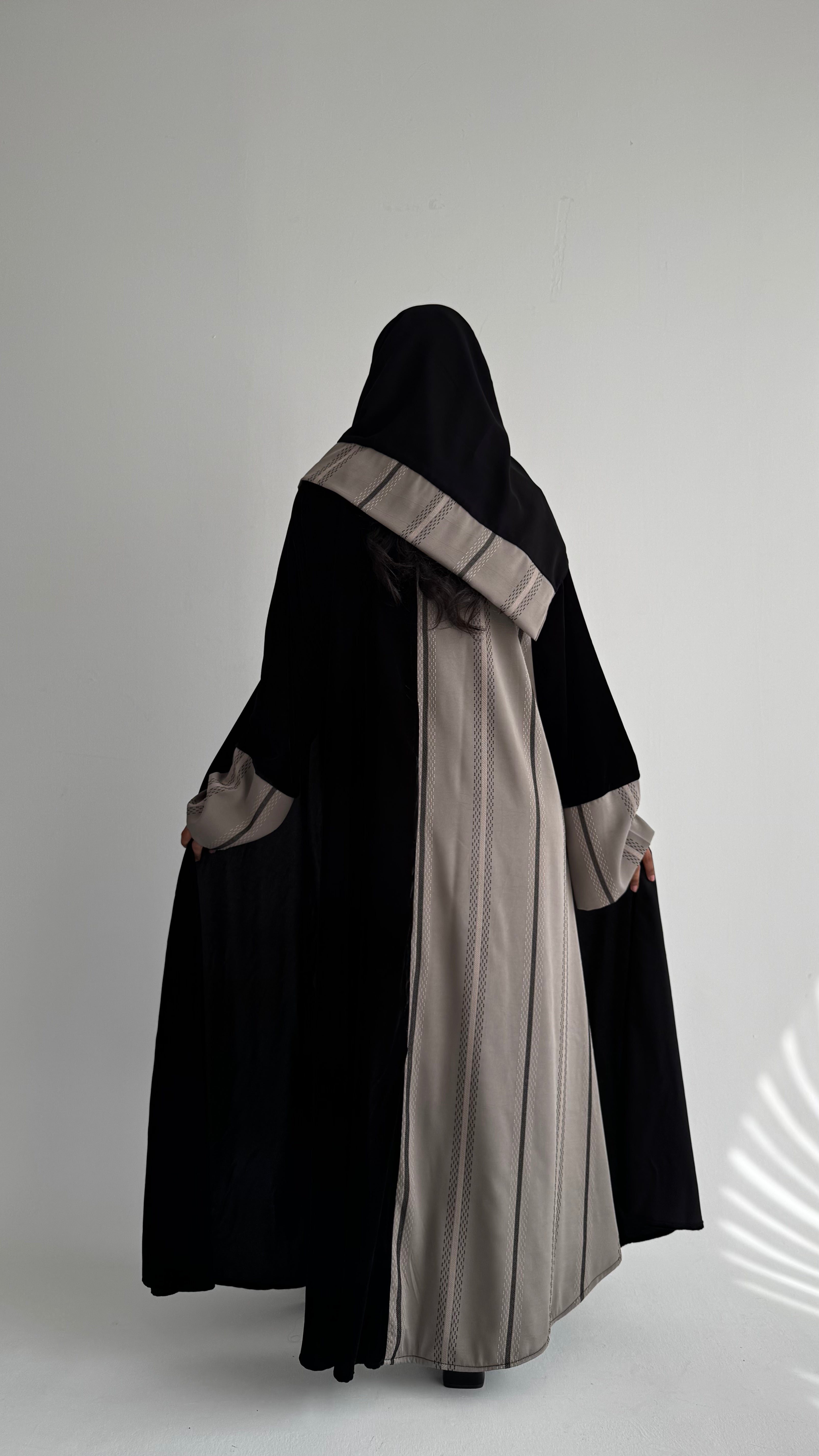 MW1843 - عباية مخمل مع اضافة تدخيلة الجاكار المطرز ليمنحك اطلالة راقية وعصرية - Aya