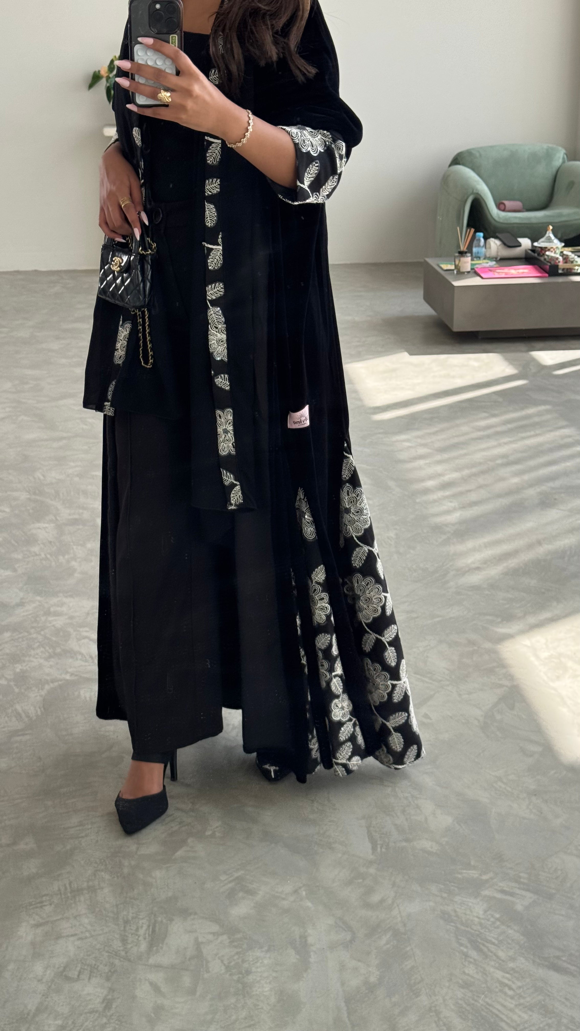 MWT672 - عباية اسود مع تدخيلة ابيض