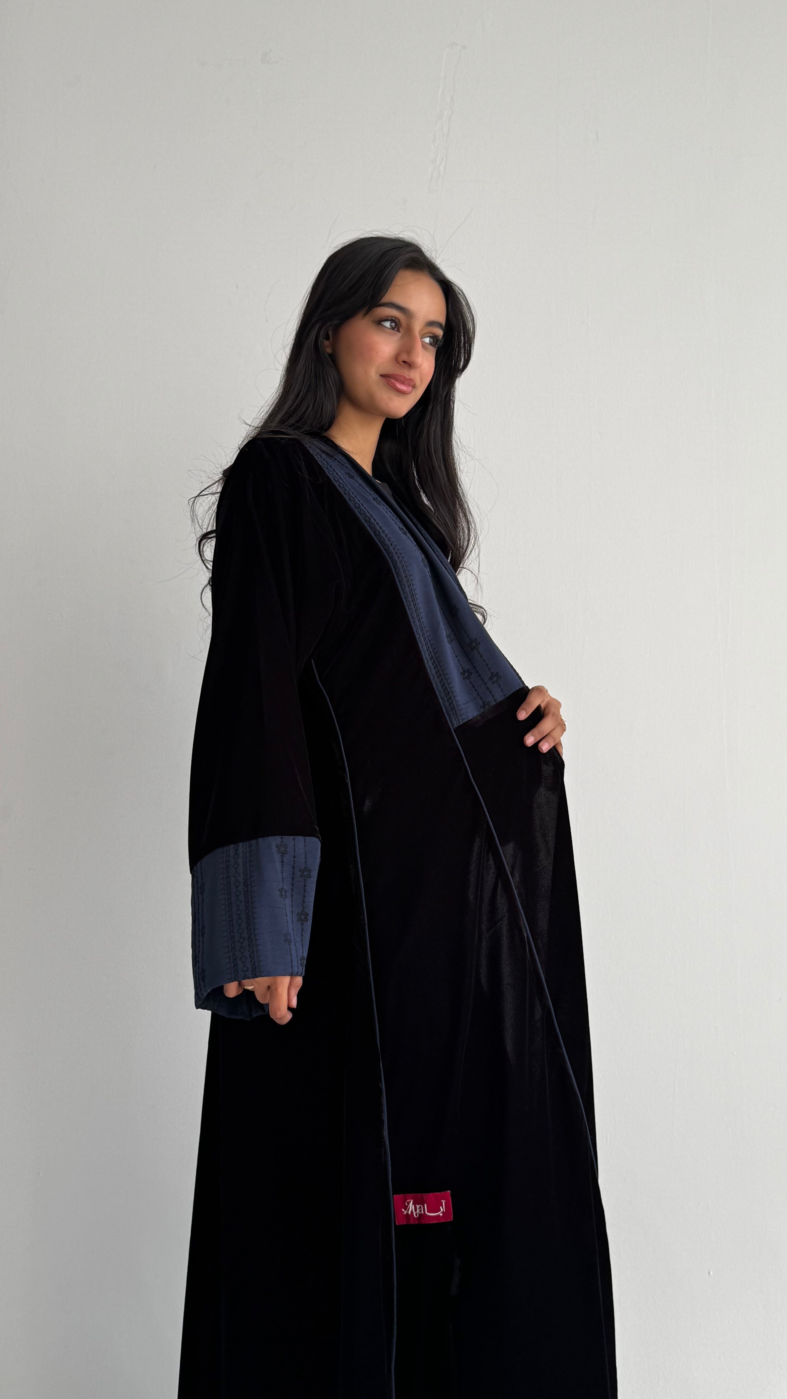 MW1840 - عباية مخمل مع اضافة تدخيلة الجاكار المطرز ليمنحك اطلالة راقية وعصرية - Aya