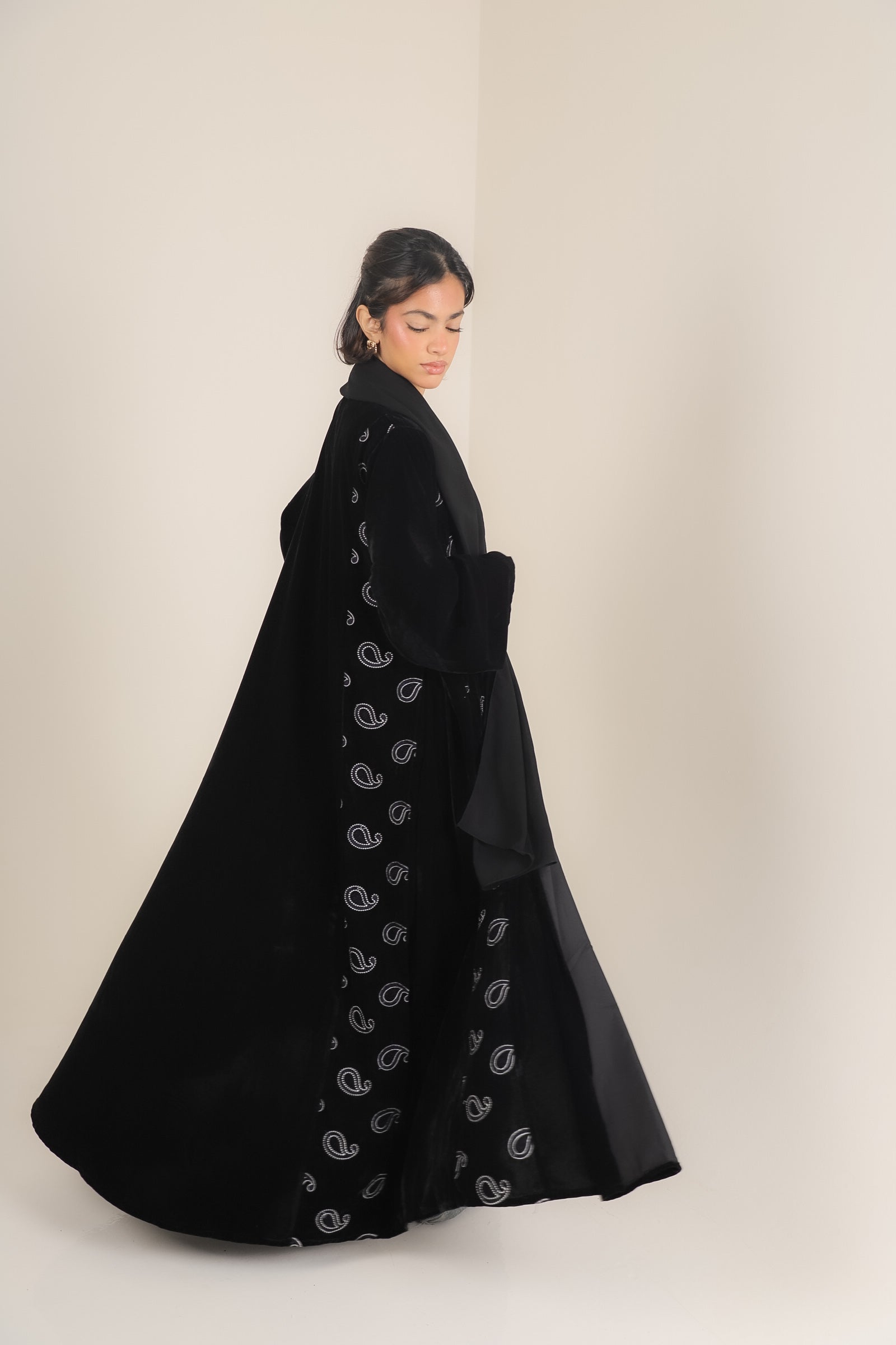 MW645 - Light Crepe Standing with Jacquard Half-Cloche