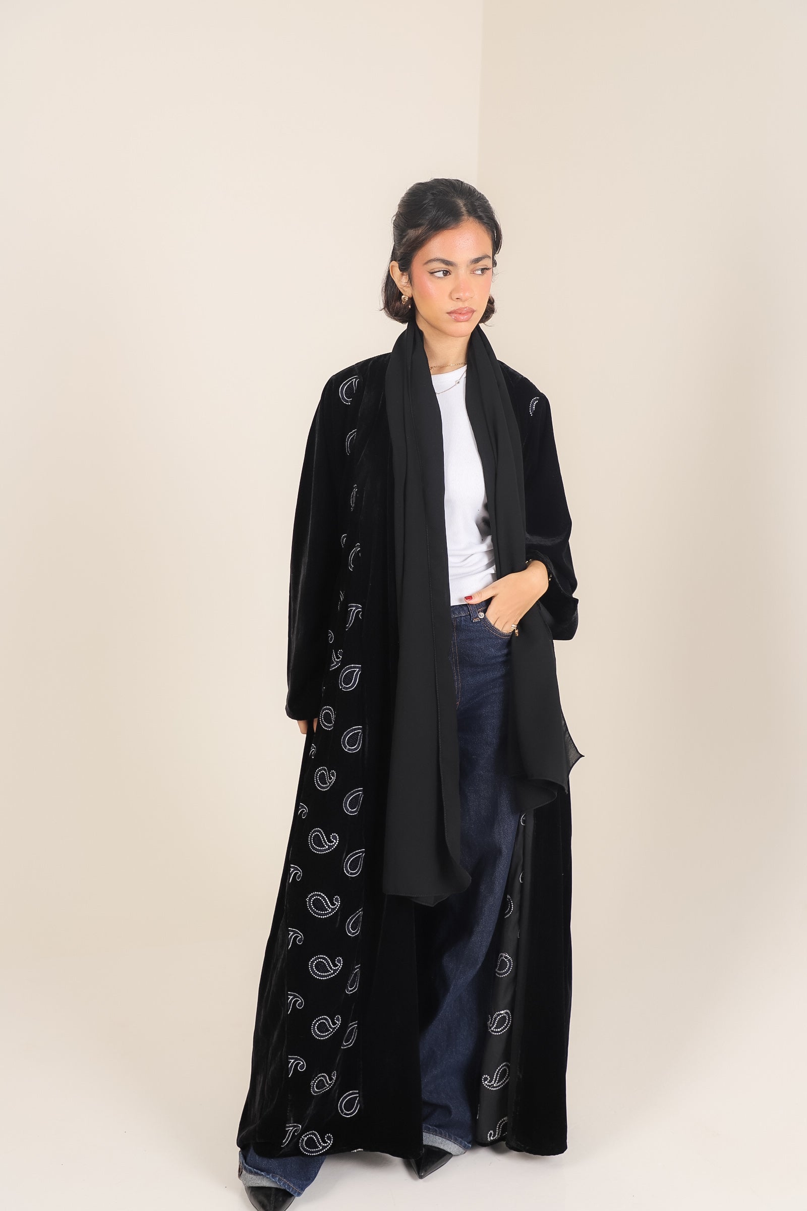 MW1801 - عباية مخمل مع اضافة تطريز كمبويتر على الجوانب - Aya