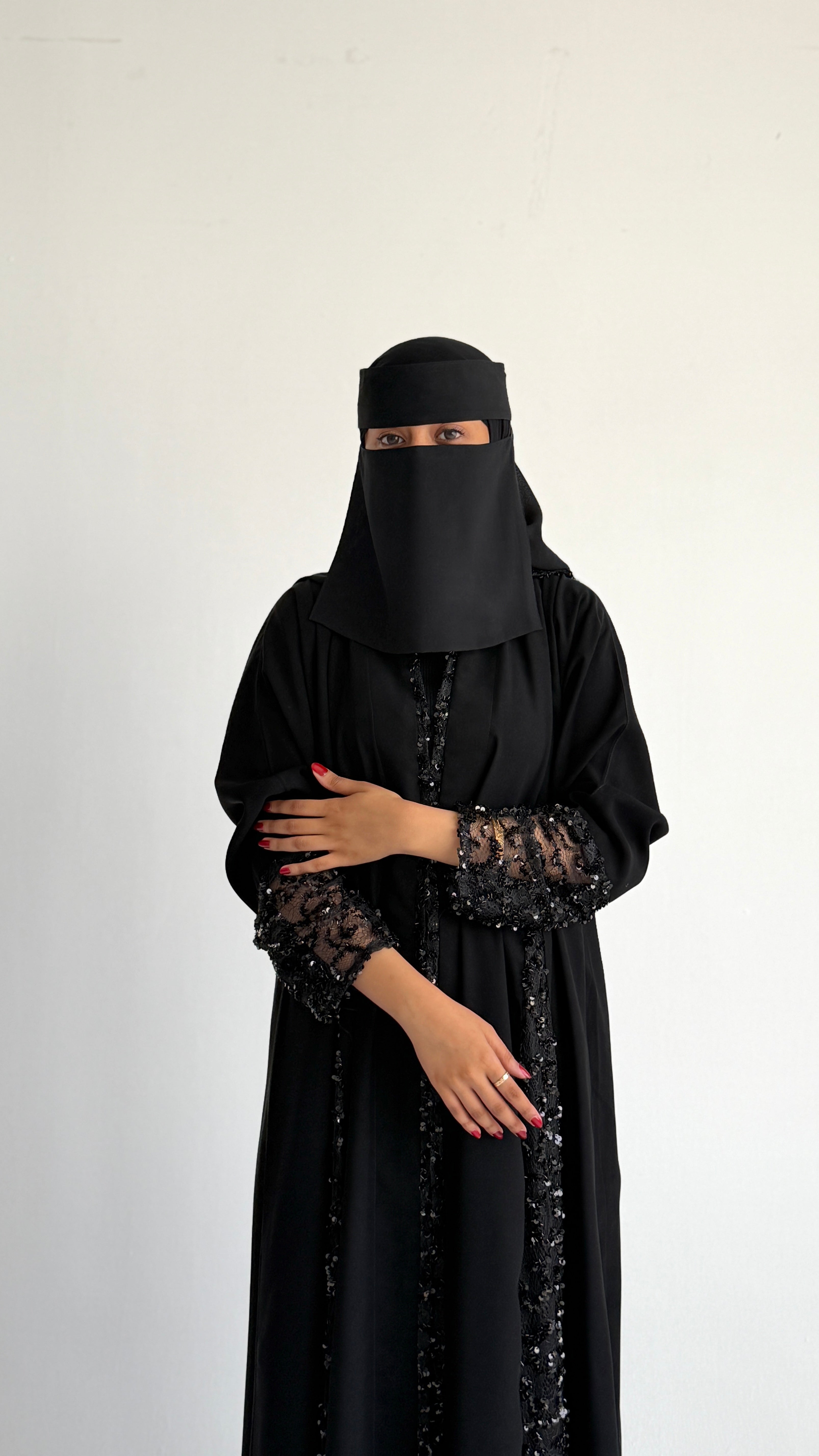 MWT2012 - عباية كريب أسود مع تدخيله دانتيل اسود - Aya
