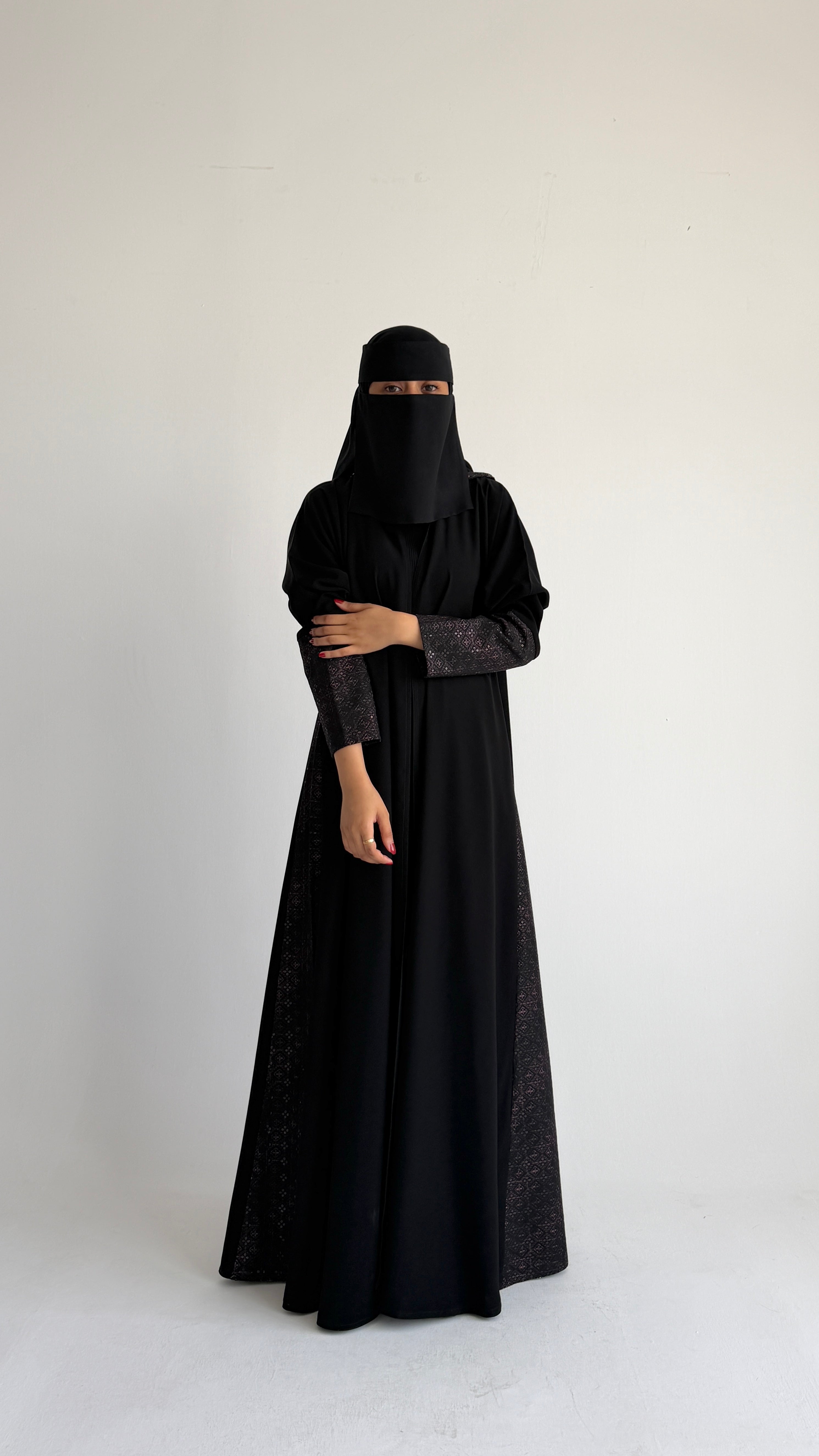 MWT2057 - عباية كريب اسود مع تدخيلة ركامة - Aya