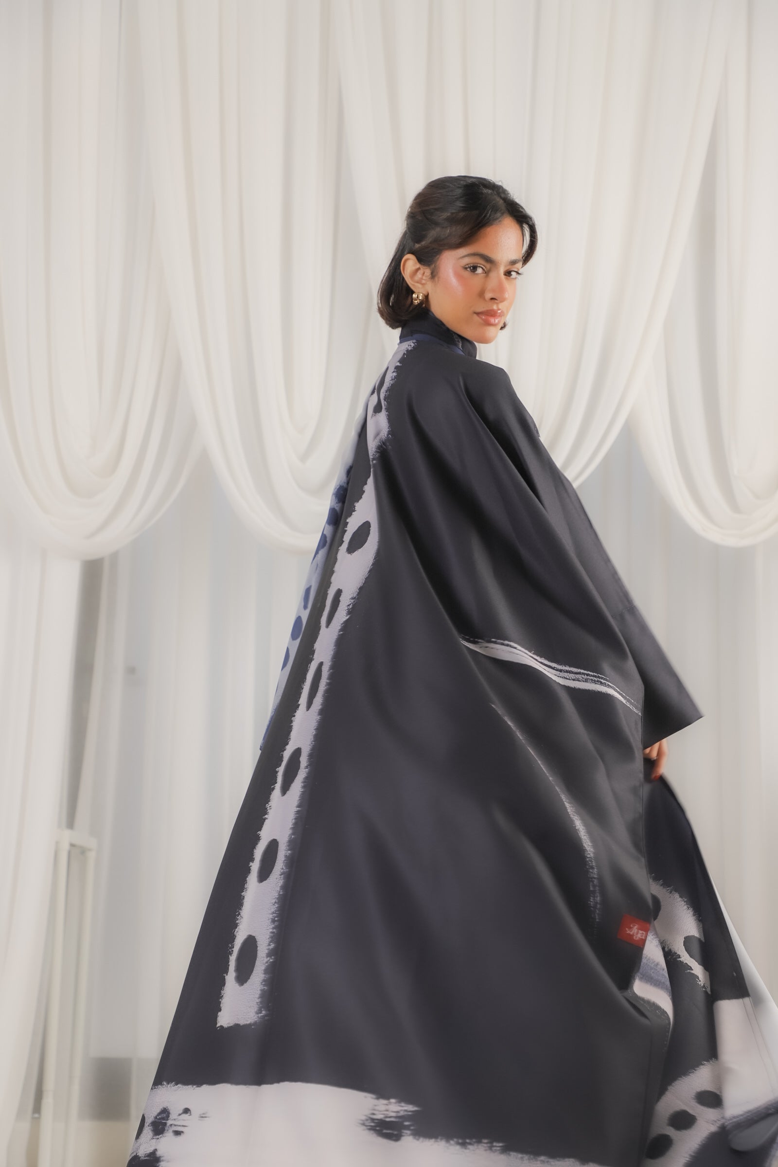 MWT330  - عباية طباعة حرير ابيض واسود - Aya